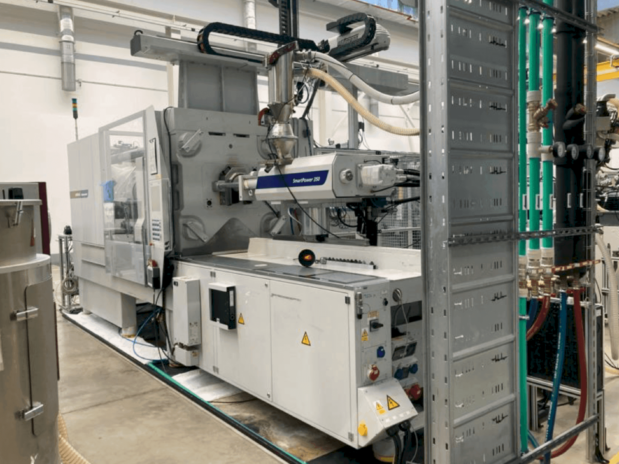 Koneen WITTMANN Battenfeld SmartPower 350/1000 UNILOG BGP etunäkymä
