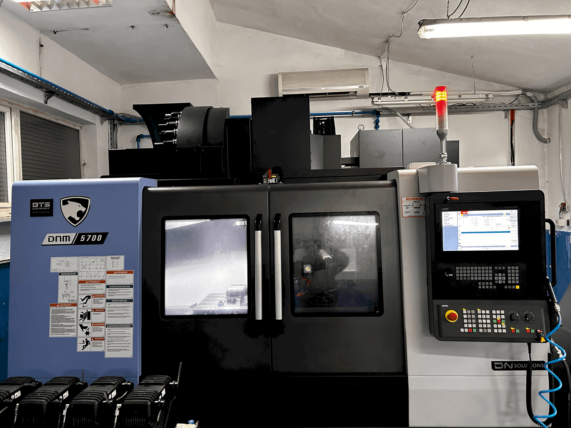 Koneen DN SOLUTIONS DNM 5700 etunäkymä