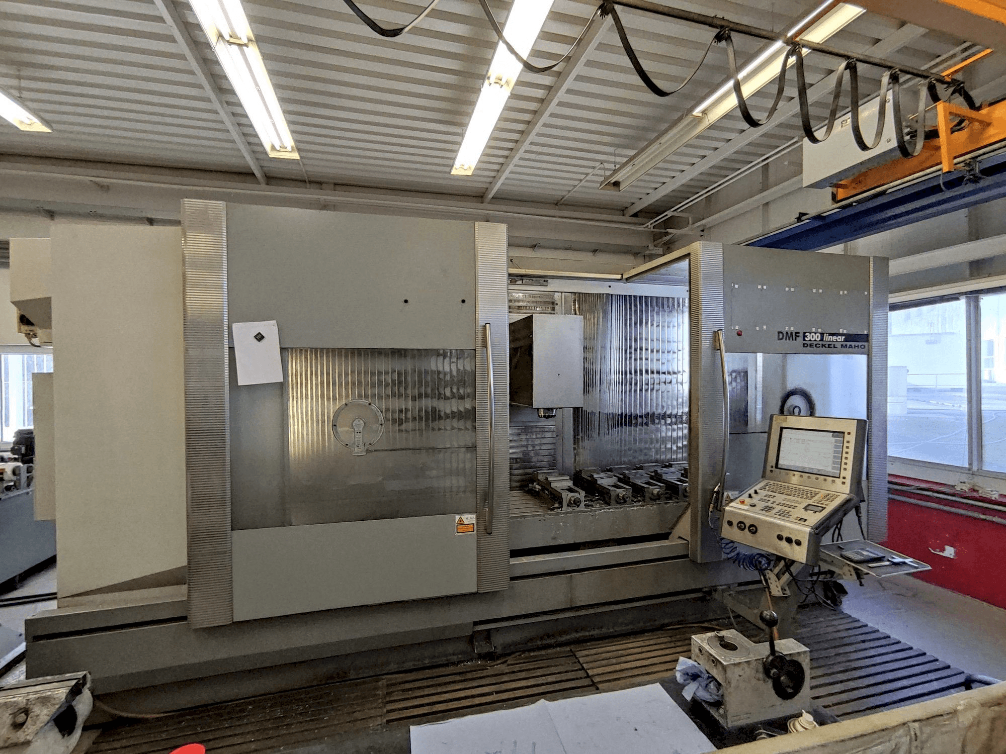 Koneen DECKEL MAHO DMF 300 linear etunäkymä