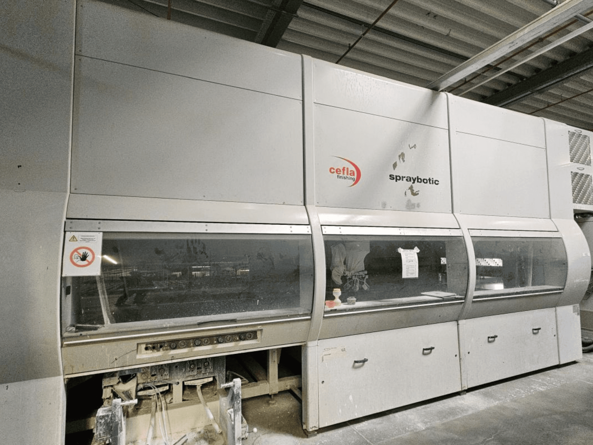 Cefla Spraybotic MD -tuotantolinja puulle, etukuva, jossa on ohjauspaneeli ja kirkkaat näyttöikkunat.