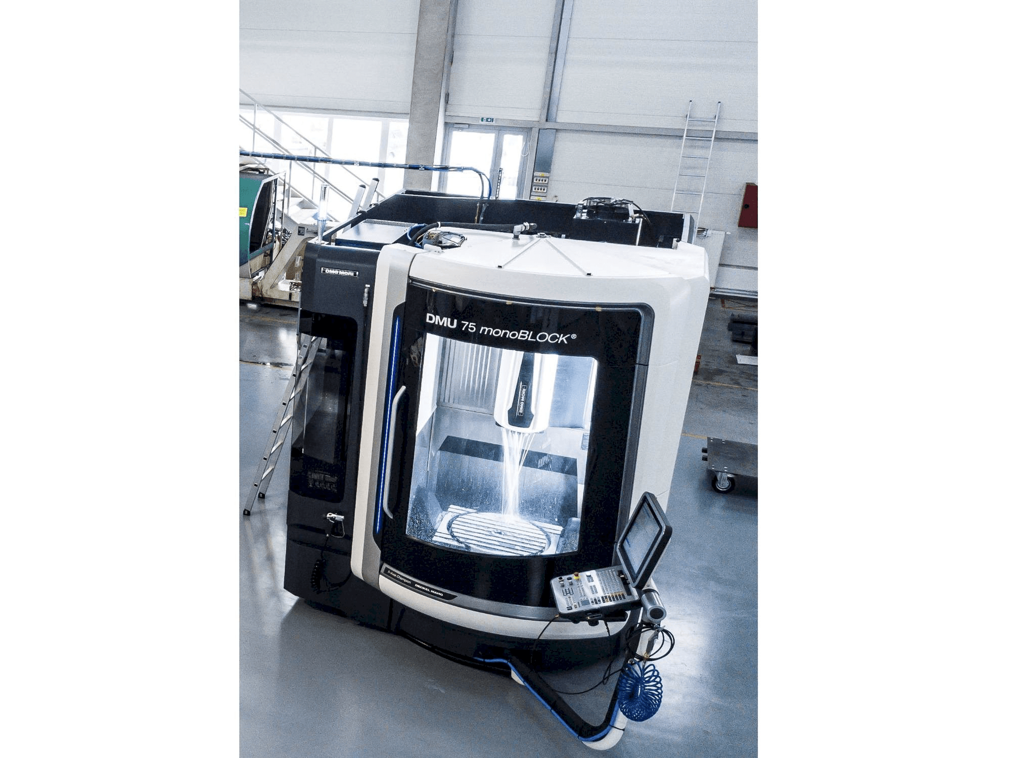 Koneen DMG MORI DMU 75 monoBLOCK etunäkymä