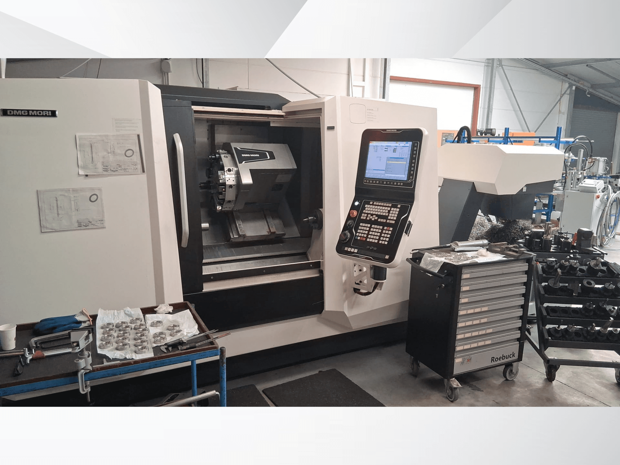 DMG MORI CLX450 -vaakasorvauskone etukuvasta, jossa on ohjauspaneeli, työalue, työkalut ja metalliosat.