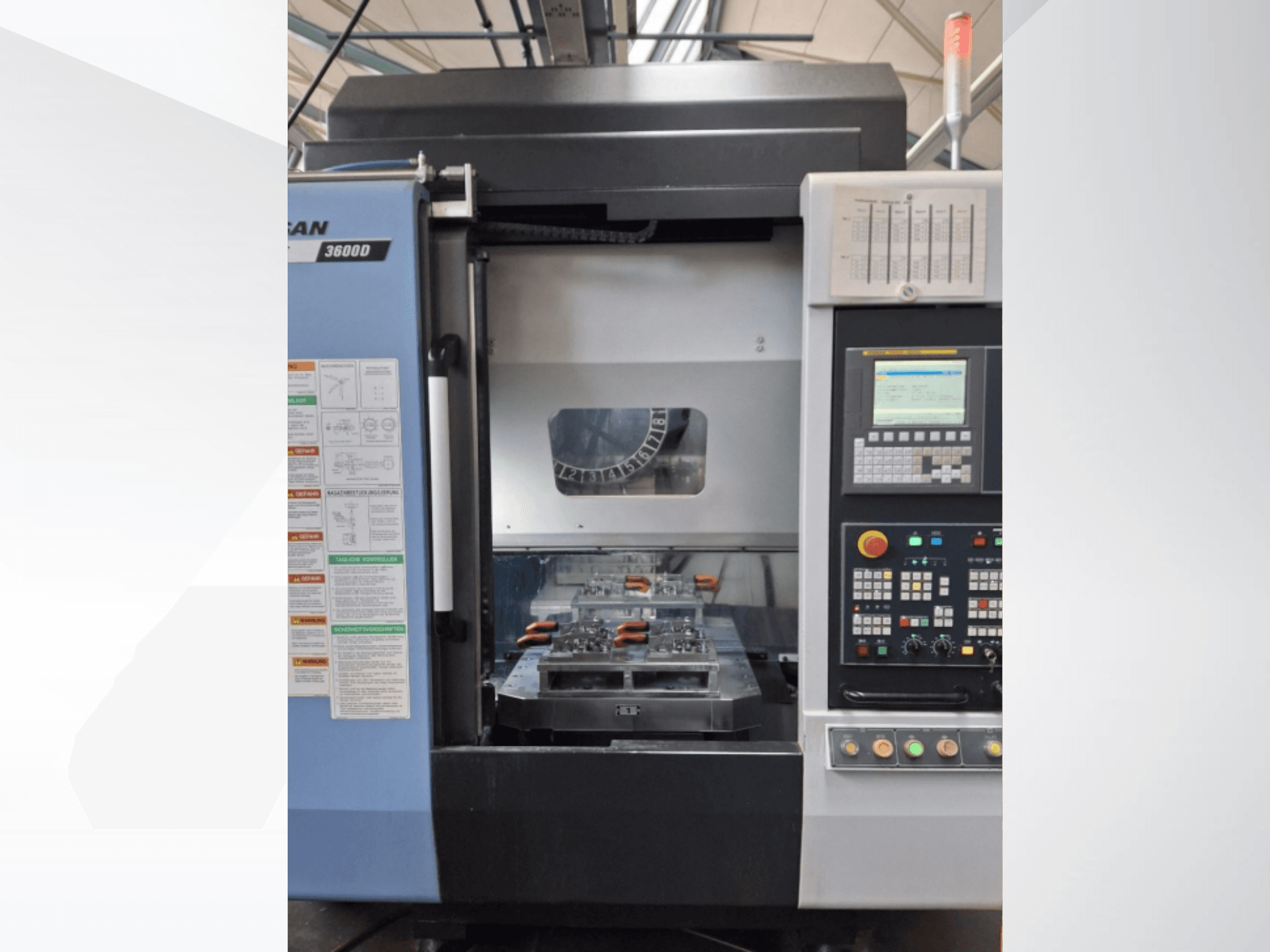 DOOSAN T 3600 D -pystysorvauskone etukuvassa, jossa näkyy ohjauspaneeli ja työalue työkaluineen.