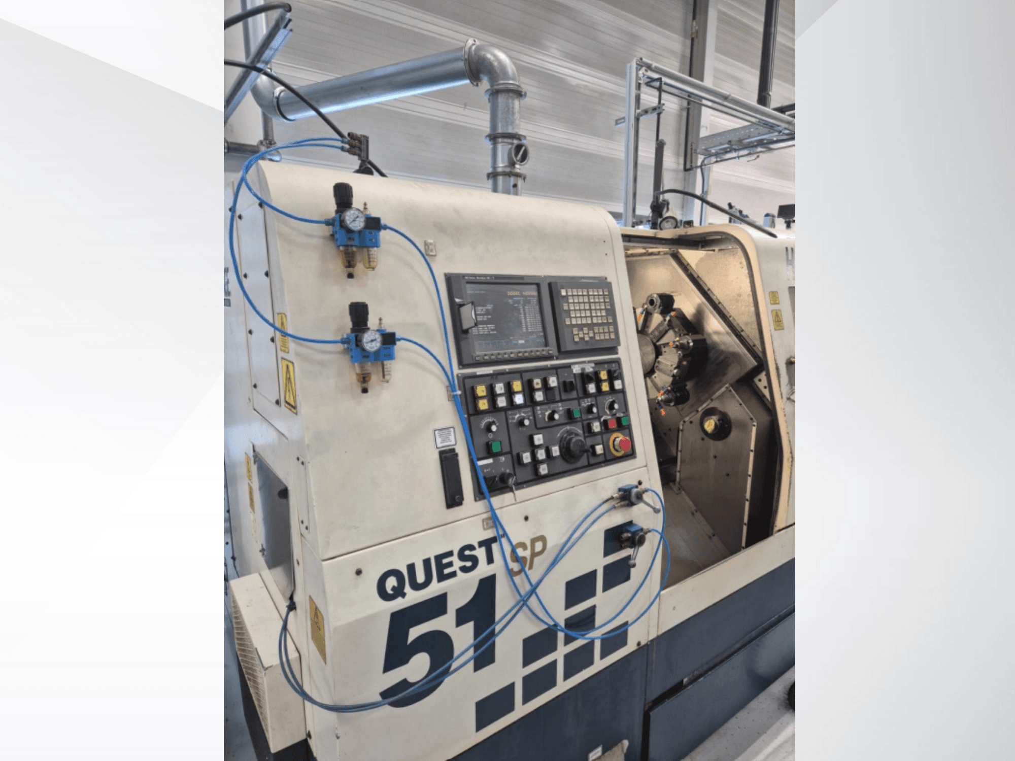 Questcp 51 CNC-koneen etunäkymä, ohjauspaneeli, jossa painikkeet ja näyttö, pneumaattiset hallintalaitteet, teollinen muotoilu.