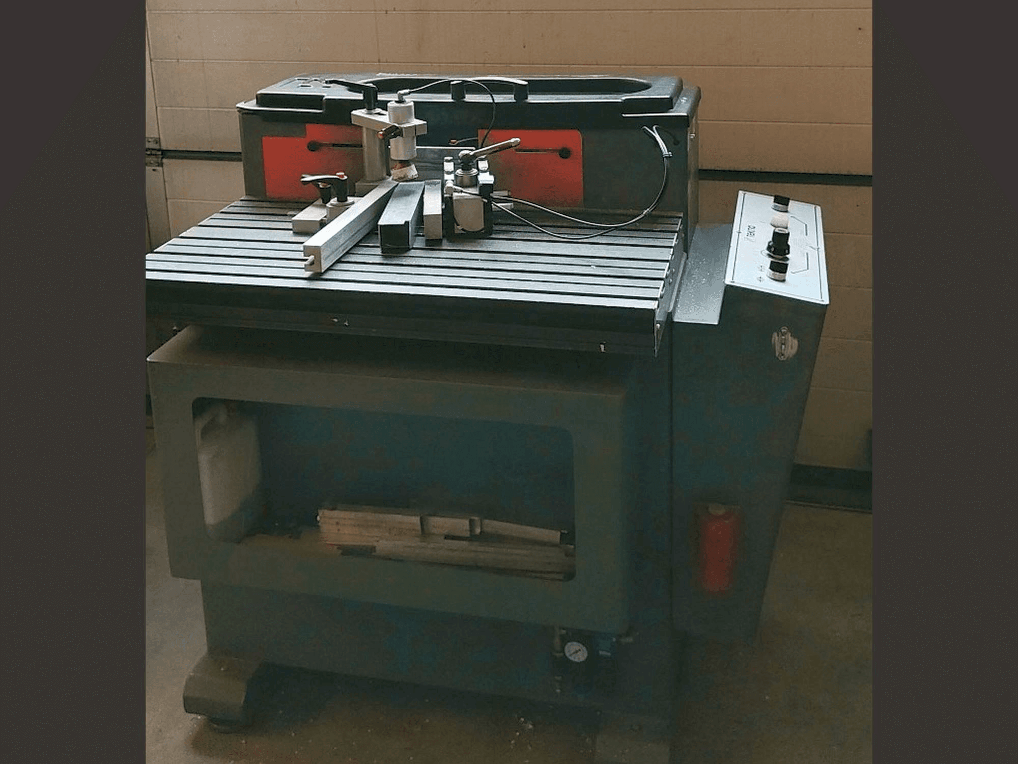 Koneen Tekna TK661 vasemman sivun näkymä