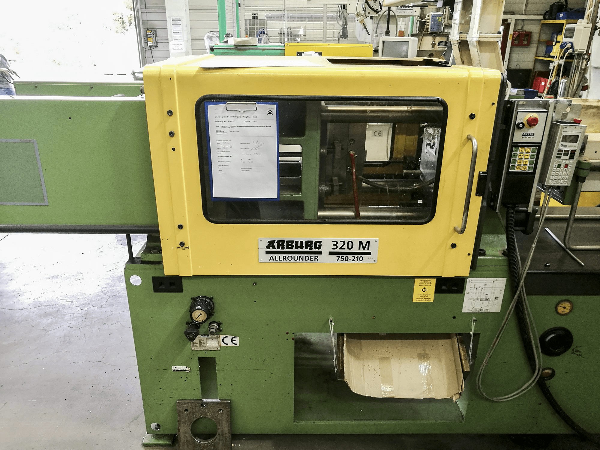 Koneen Arburg etunäkymä 320M 750-210