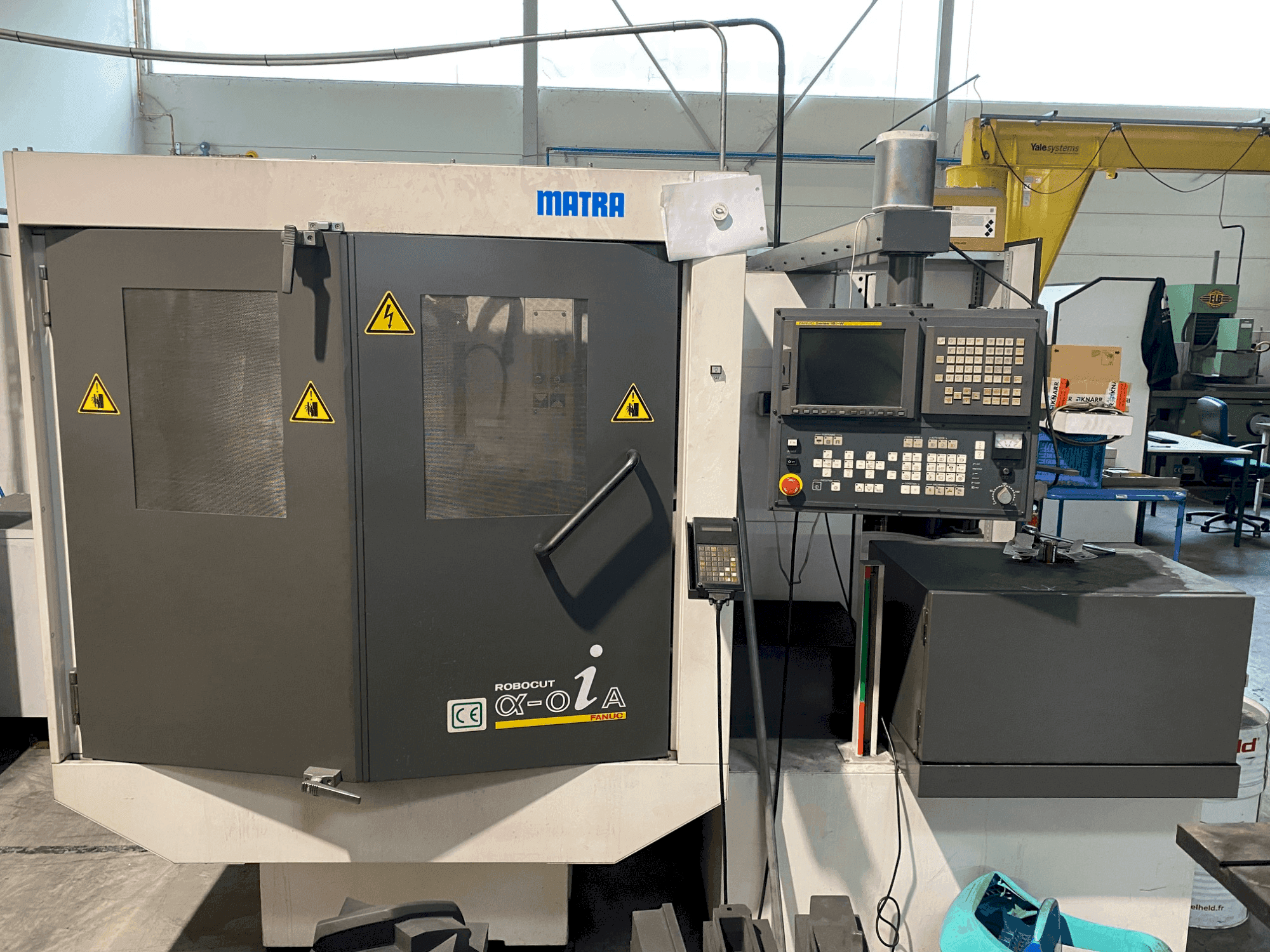 Koneen FANUC ROBOCUT α-0iA etunäkymä