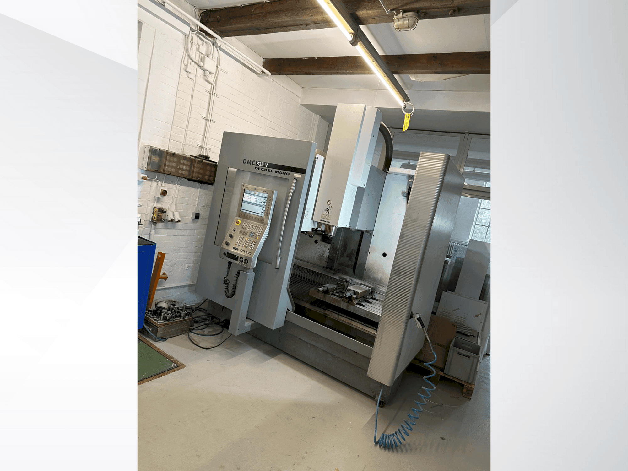 Koneen DECKEL DMC 835 V etunäkymä