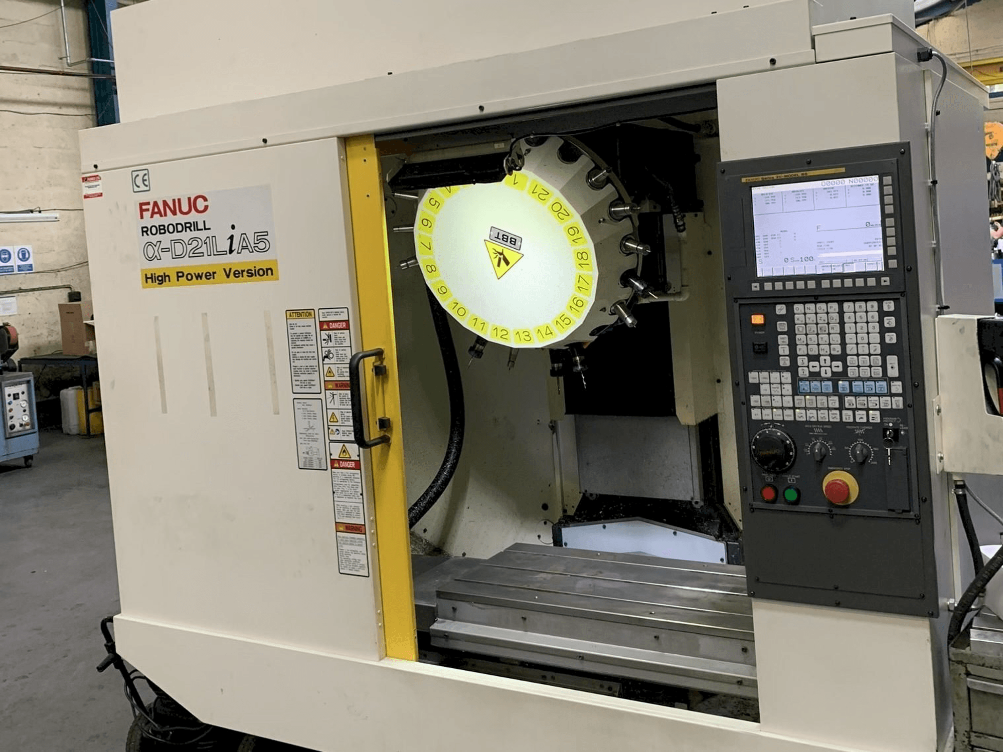 Koneen FANUC Robodrill Alpha D21LiA5 etunäkymä