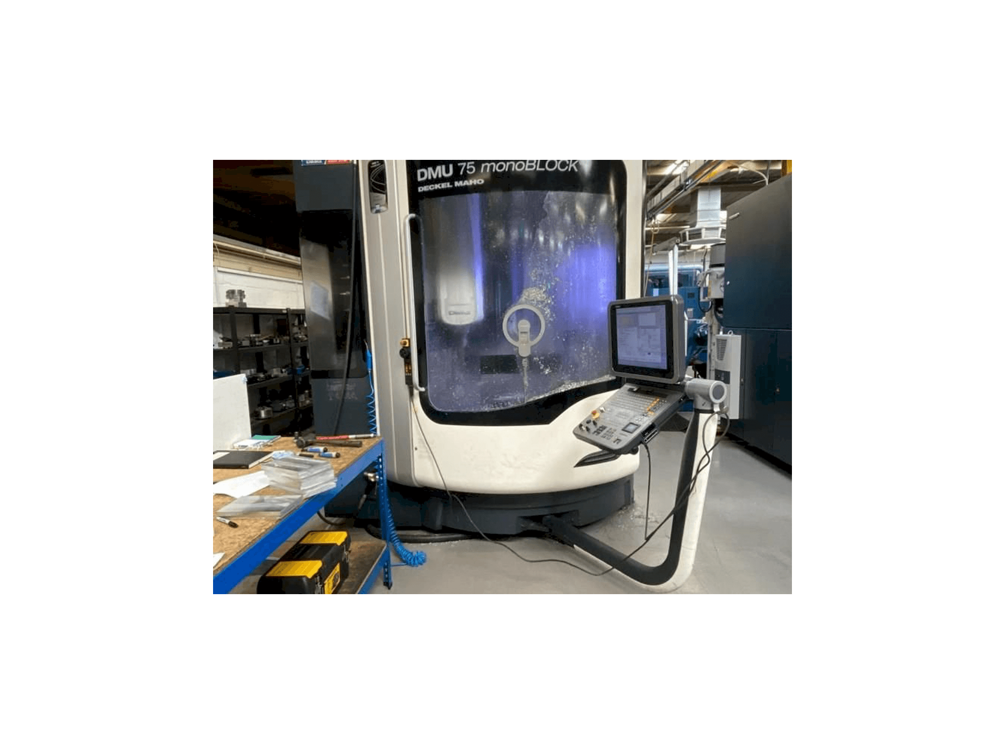 Koneen DMG MORI DMU75 monoBLOCK etunäkymä