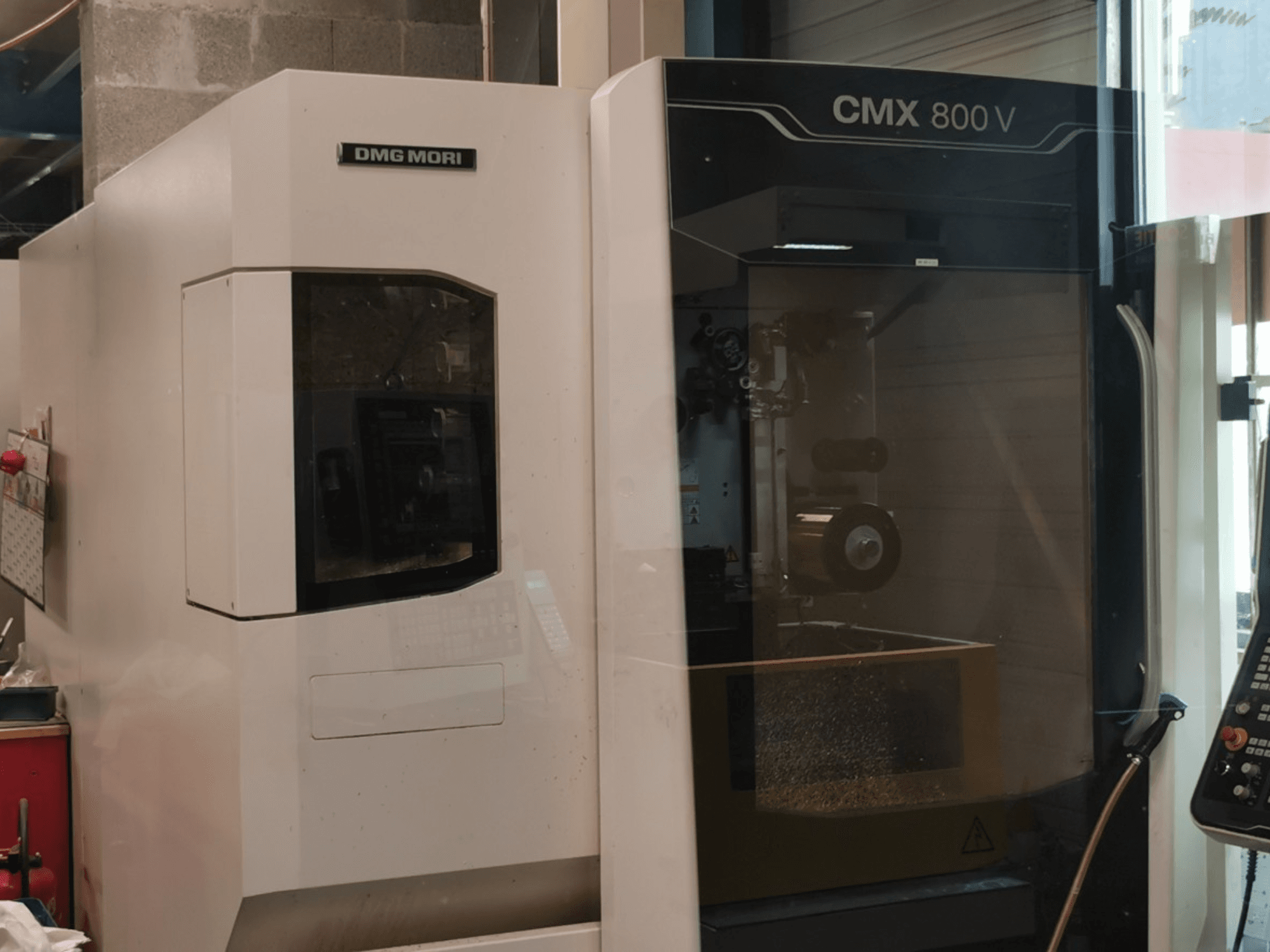 DMG Mori Seiki CMX 800 V -pystykoneistuskeskus, etunäkymä, jossa näkyvät ohjauspaneeli ja työstöalue sekä työkalut.