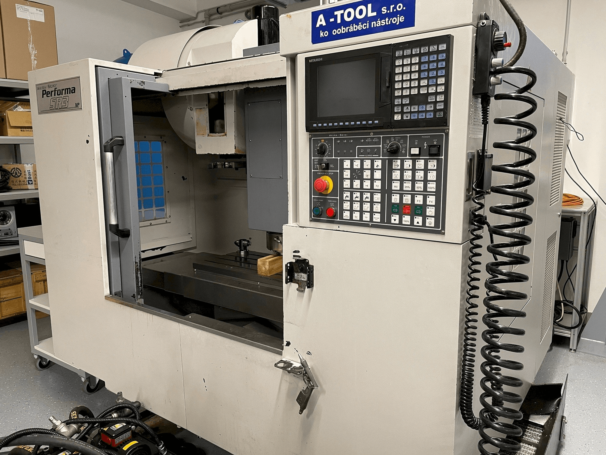 Koneen Akira Seiki SR3XP etunäkymä