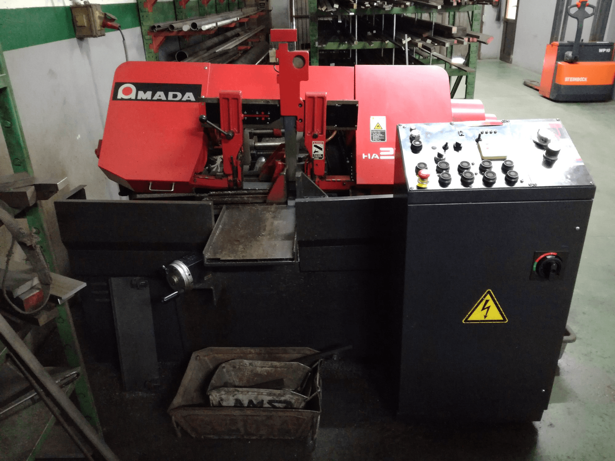 Koneen AMADA etunäkymäHA-250W