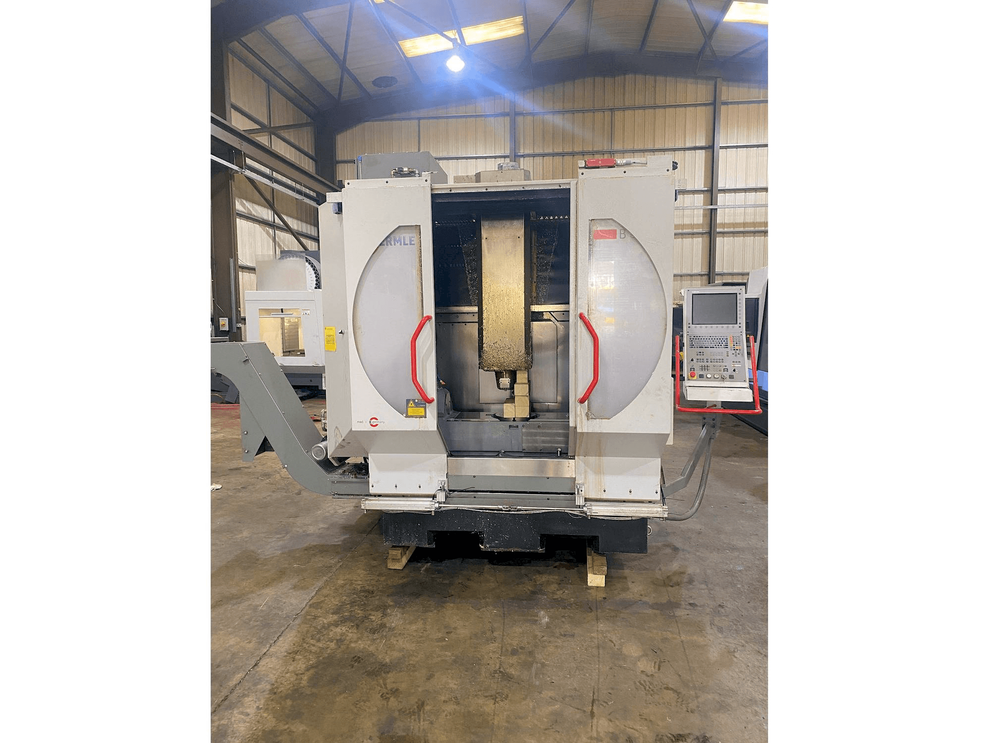 Koneen HERMLE B 300 U etunäkymä
