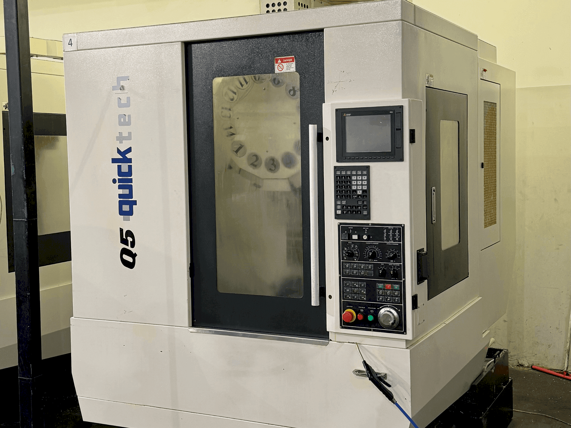 Koneen Quick-Tech Q5 etunäkymä