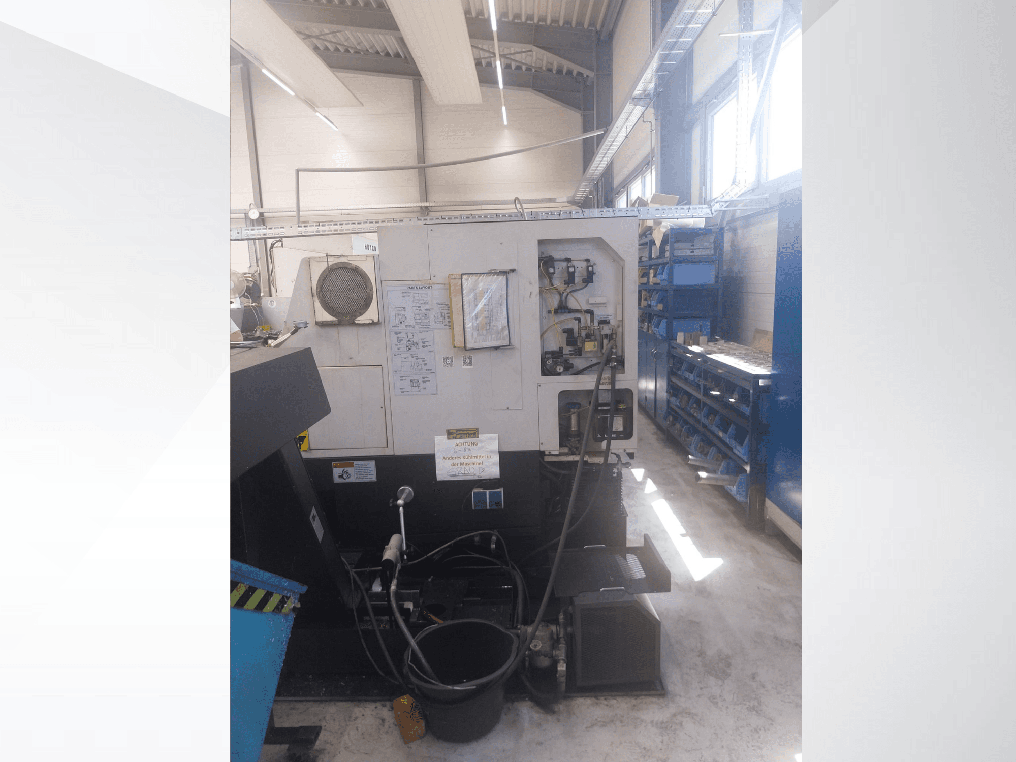 Mazak QUICK TURN NEXUS 200 MS, sivukuva, jossa näkyvät ohjauspaneeli, letkut ja työkalualue työpajaympäristössä.