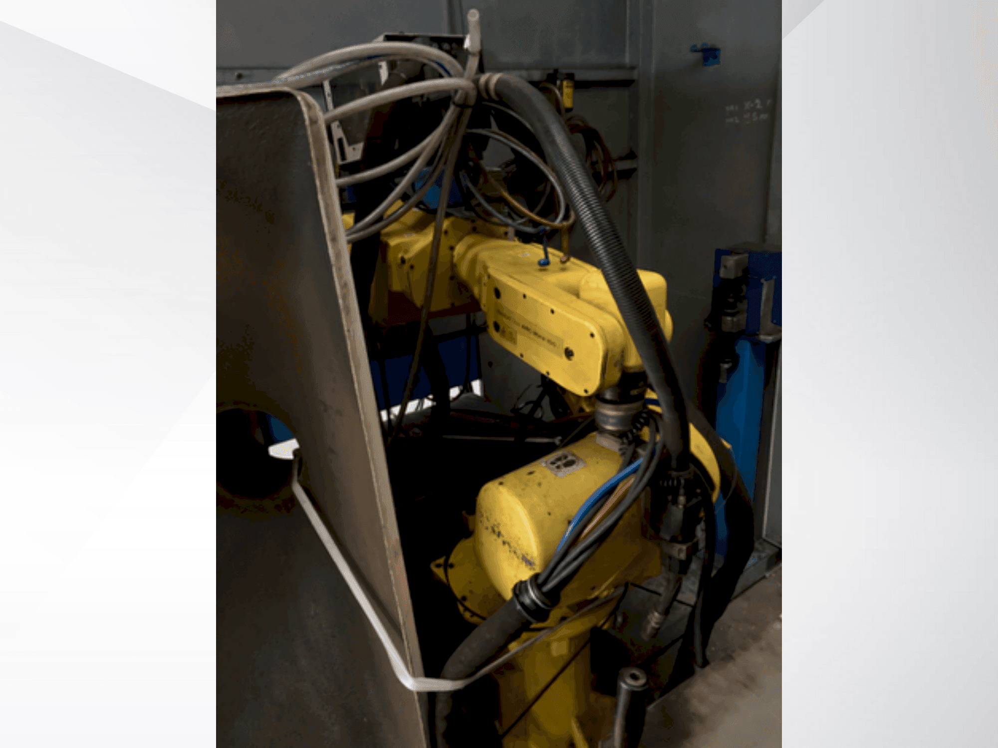 Koneen FANUC ARC Mate 100i etunäkymä