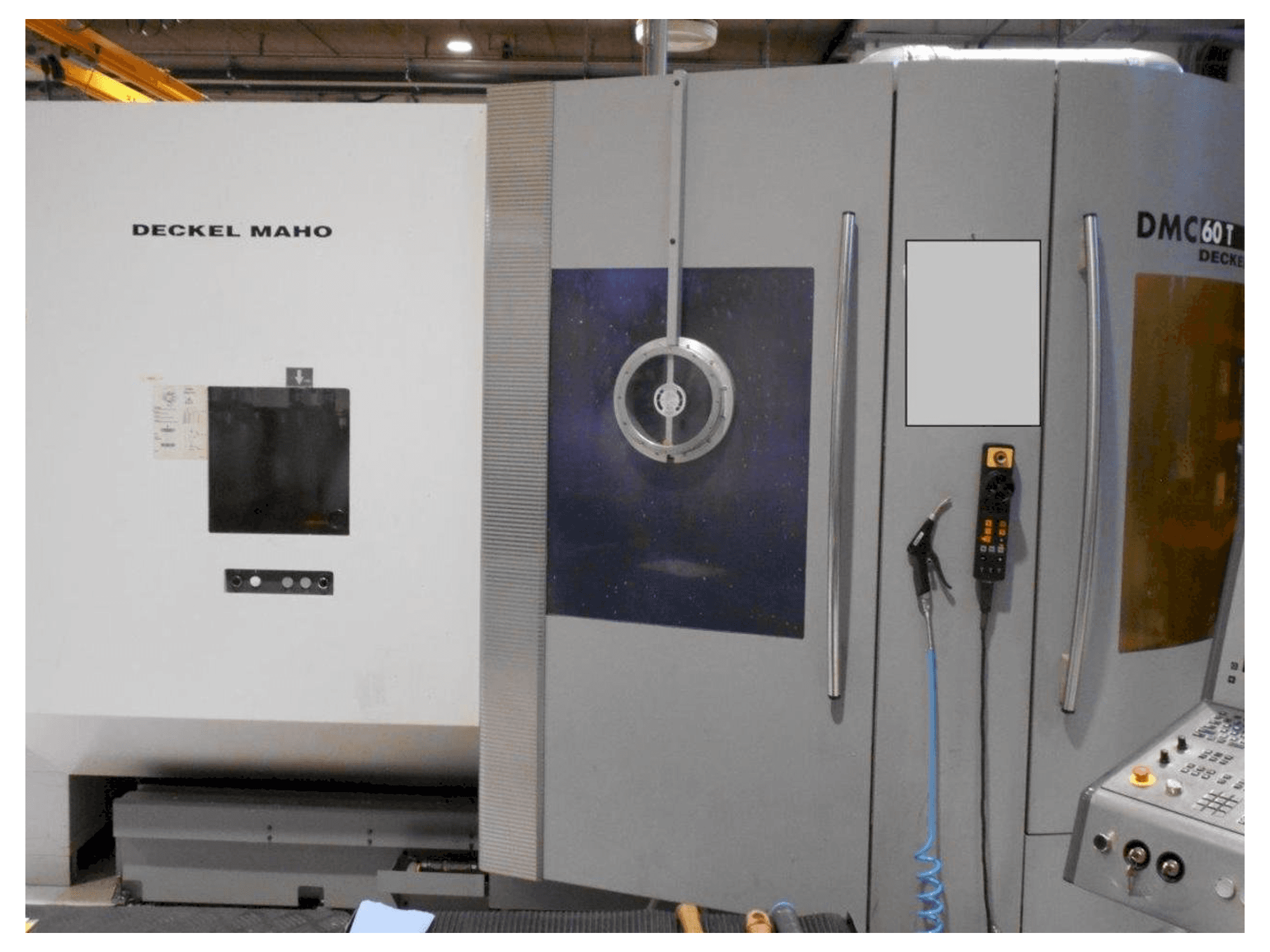 Koneen DECKEL MAHO DMC 60T etunäkymä