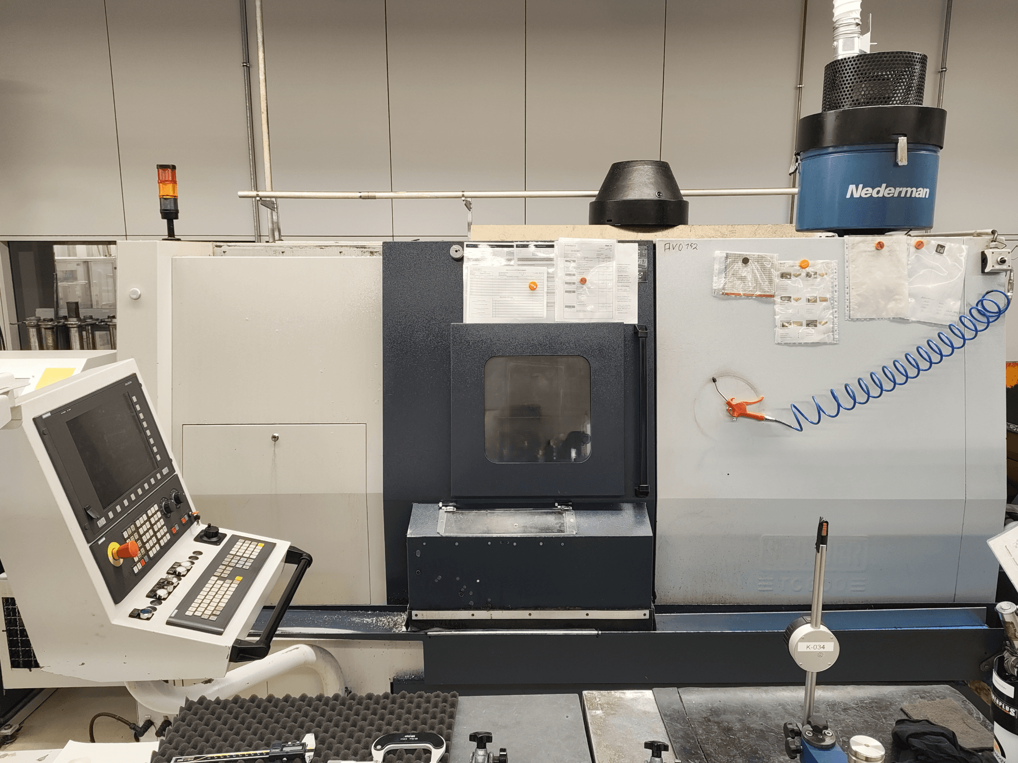 SPINNER TC 800 110 MC -vaakasuoran sorvin etunäkymä, jossa näkyvät ohjauspaneeli, työkalujen säilytystila ja toimintamerkit.