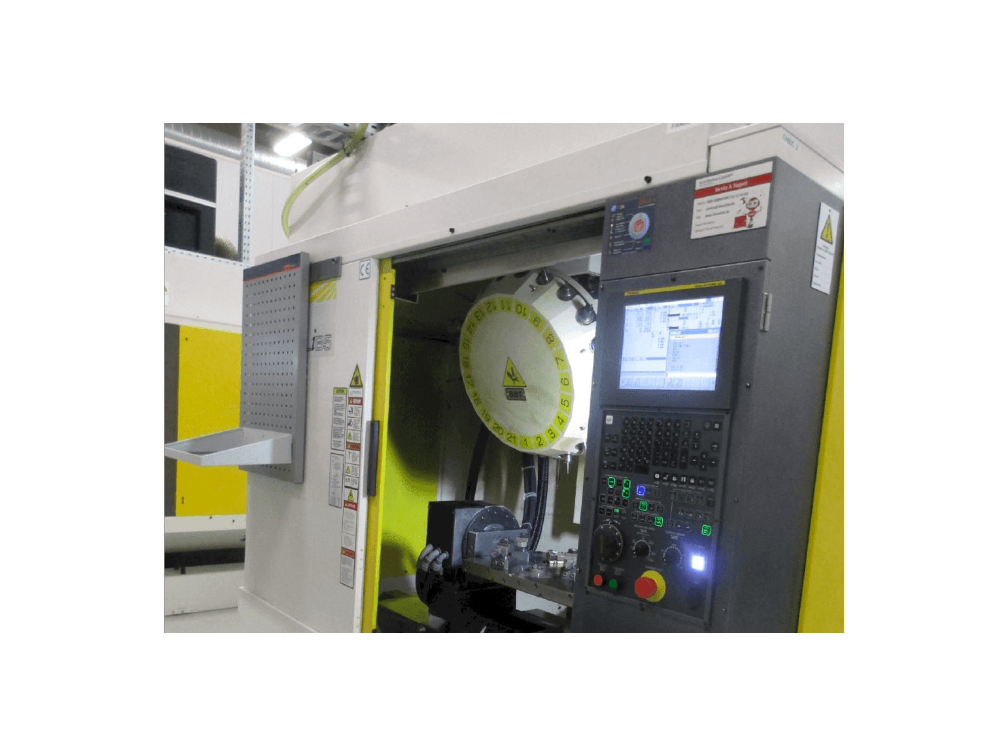 Koneen FANUC ROBODRILL Alpha D21LiB5 etunäkymä