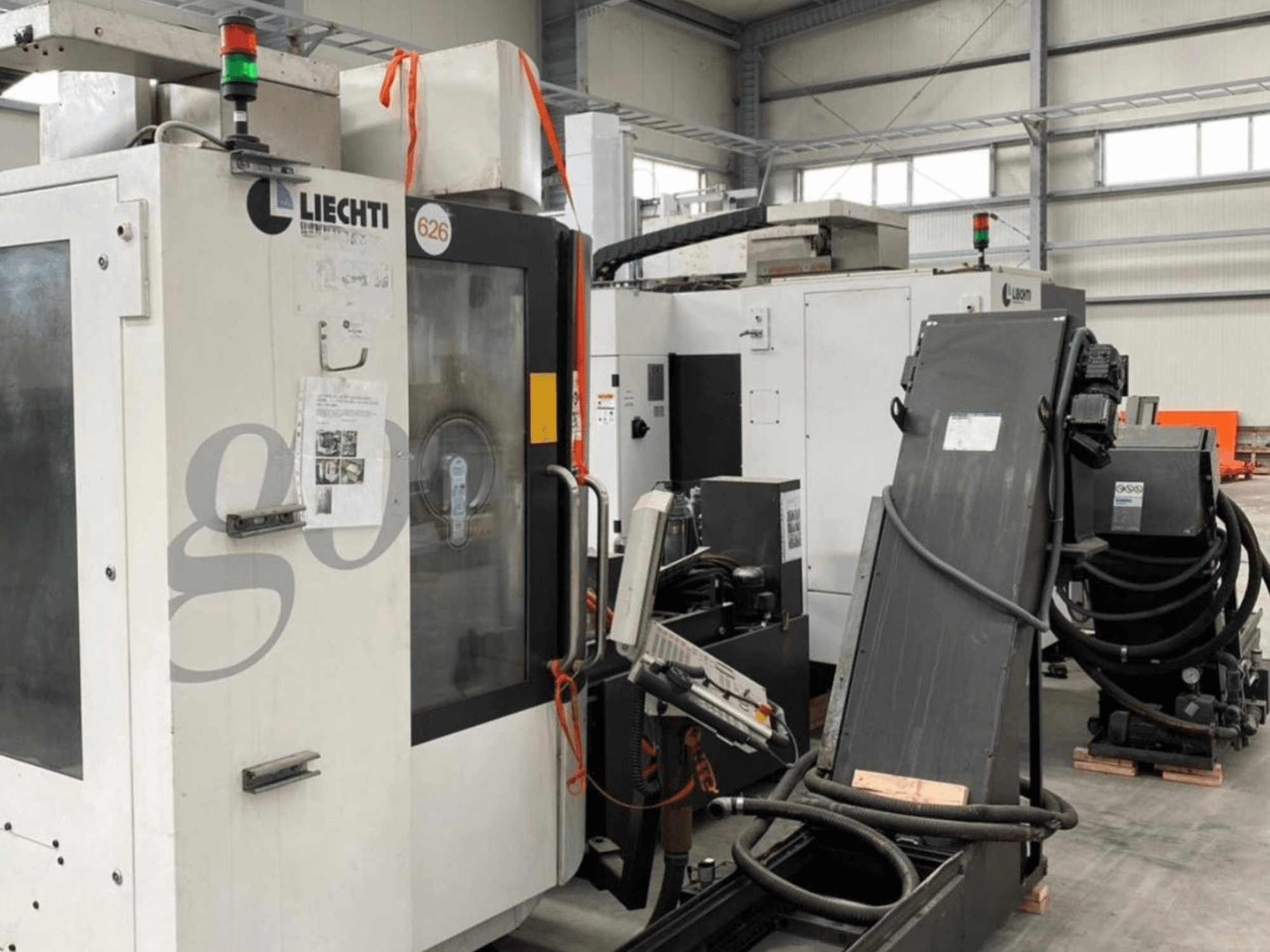 Liechti go-Mill 350 -pystytyöstökeskus, etukuva, jossa on ohjauspaneeli ja kulmikas kappaleteline.