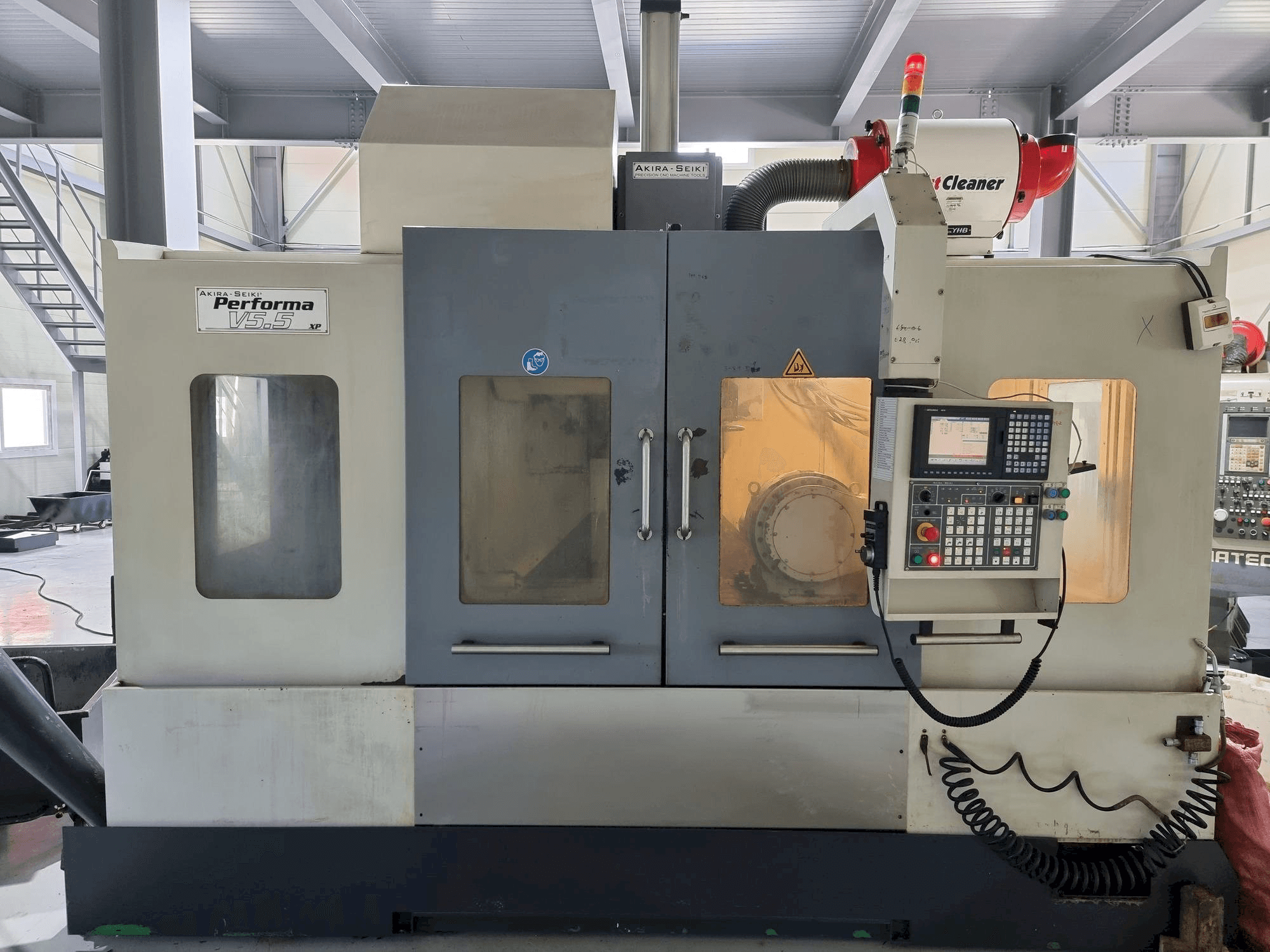 Koneen Akira Seiki V5.5 etunäkymä