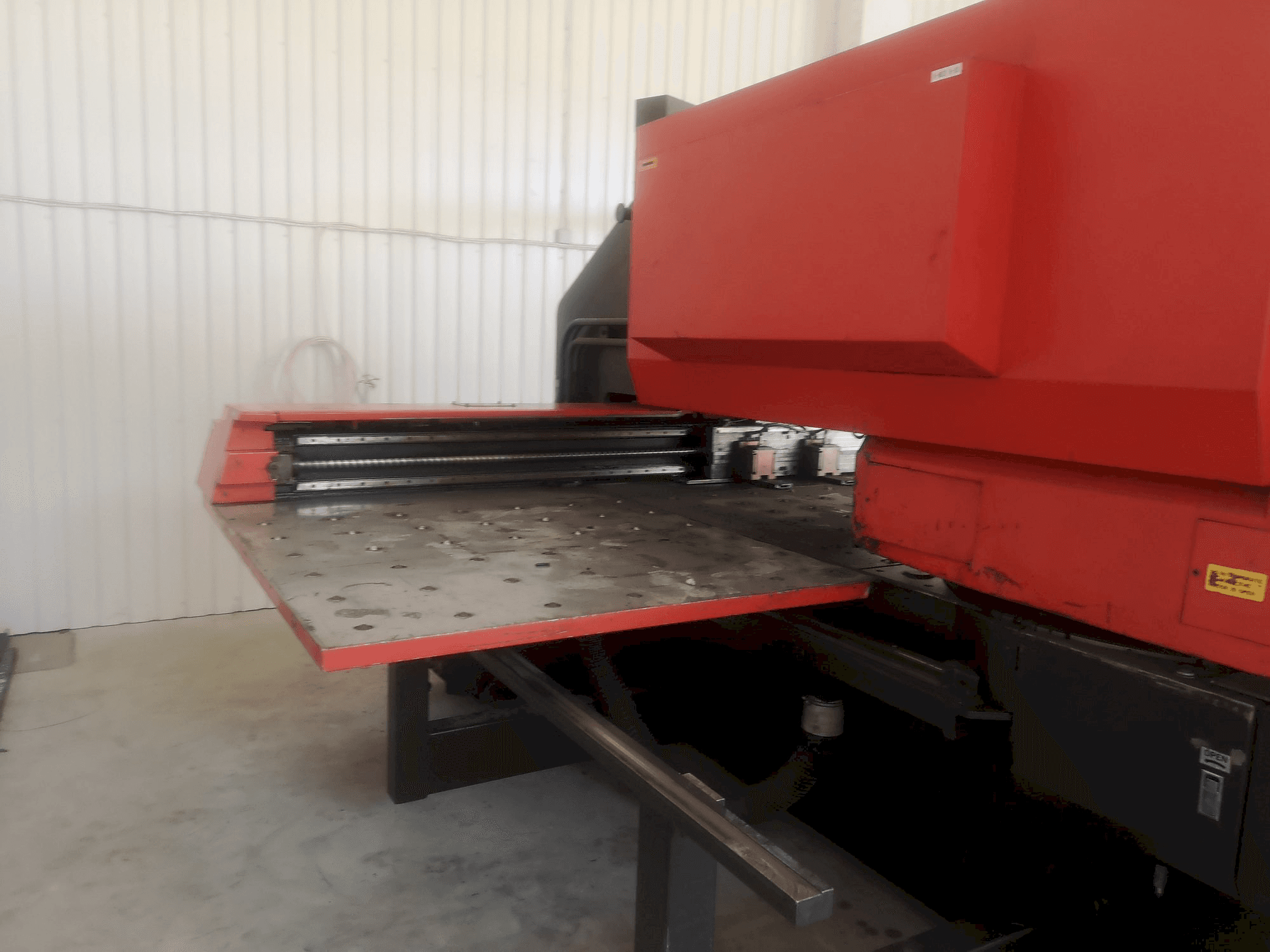 Koneen AMADA etunäkymä