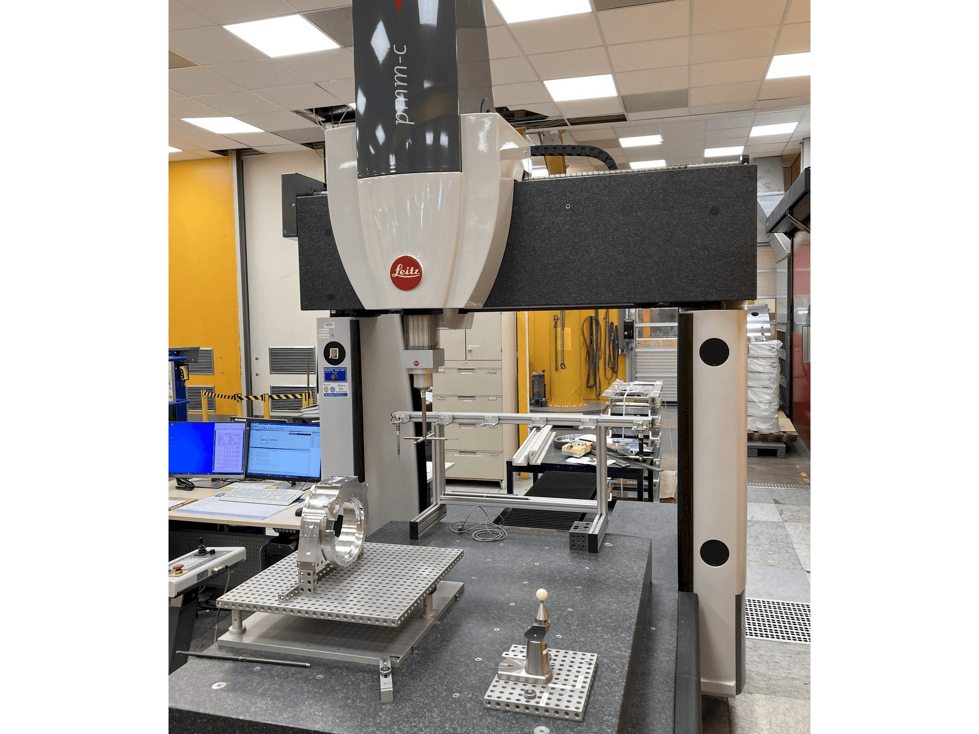 Koneen Hexagon Leitz PMM-C etunäkymä