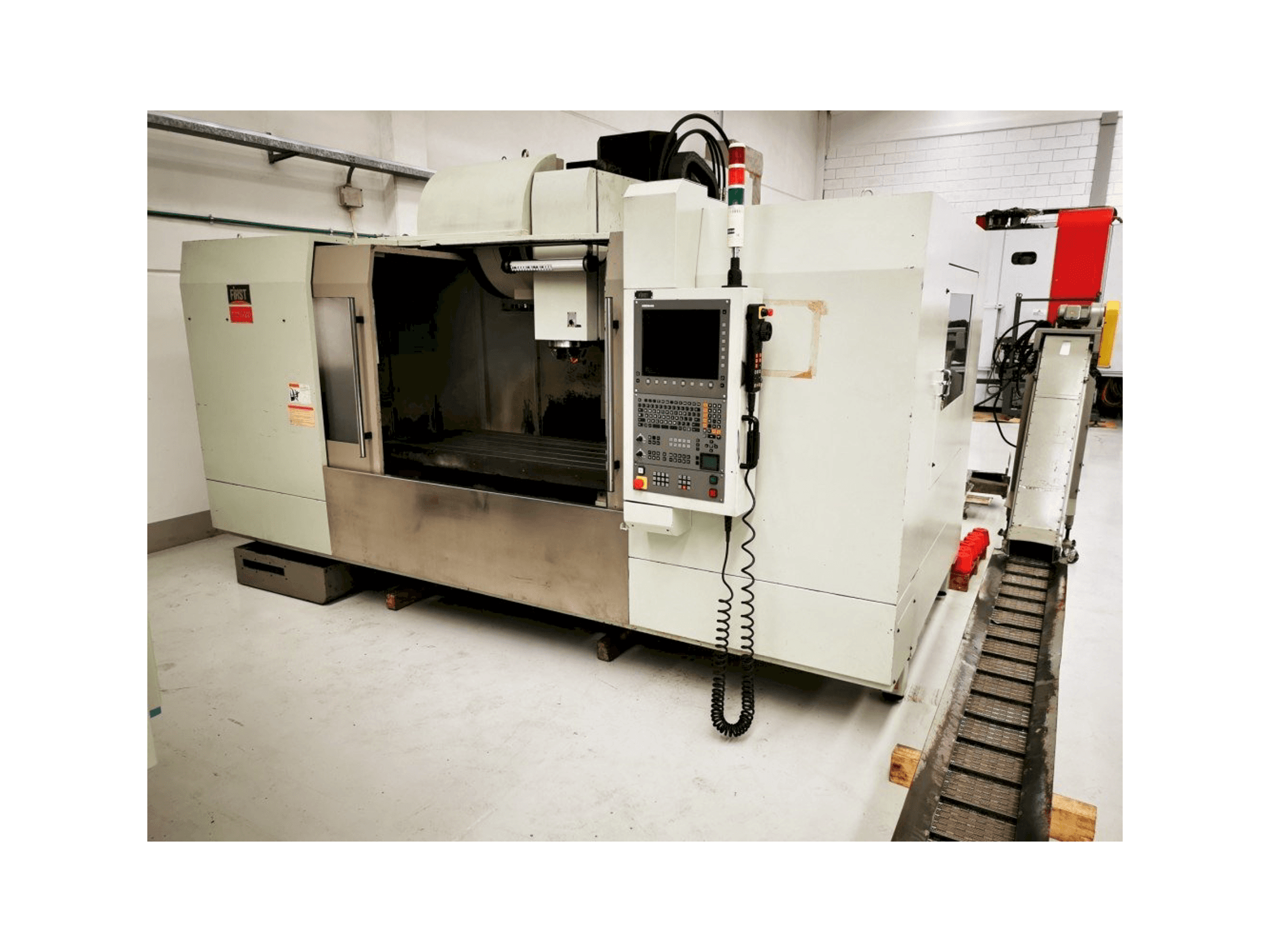 Koneen FIRST MCV 1500 etunäkymä