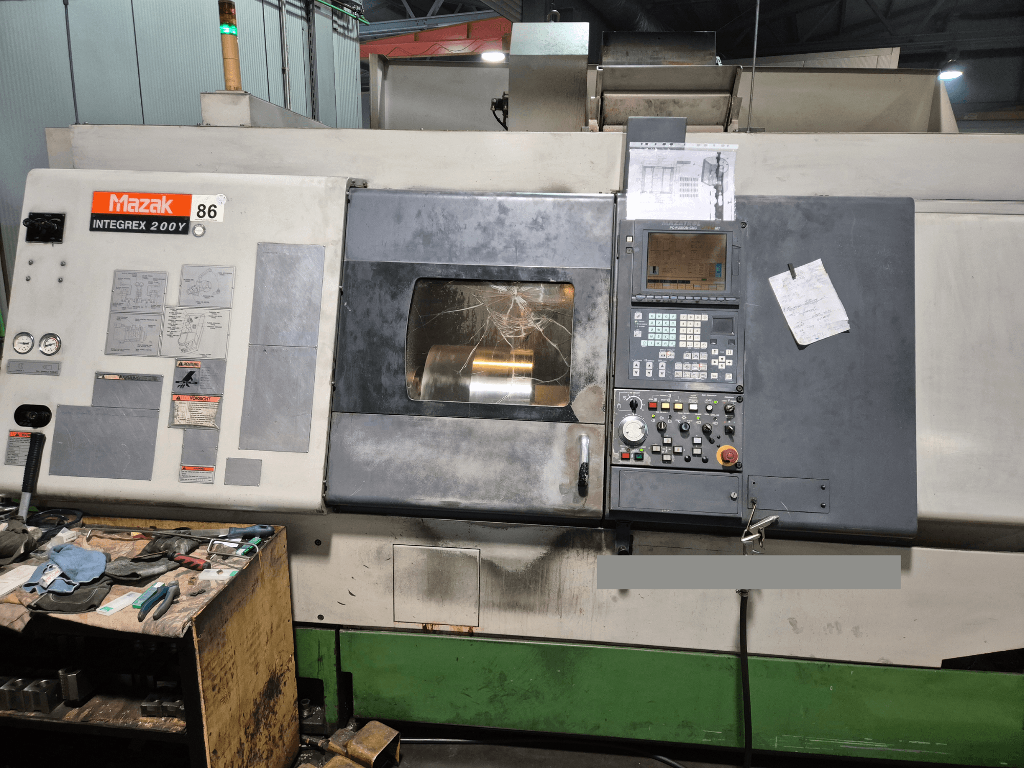 Mazak Integrex 200Y -sorvipenkki, etukuva, ohjauspaneeli ja työkalut penkillä. Näkyvät mittarit ja näyttö.