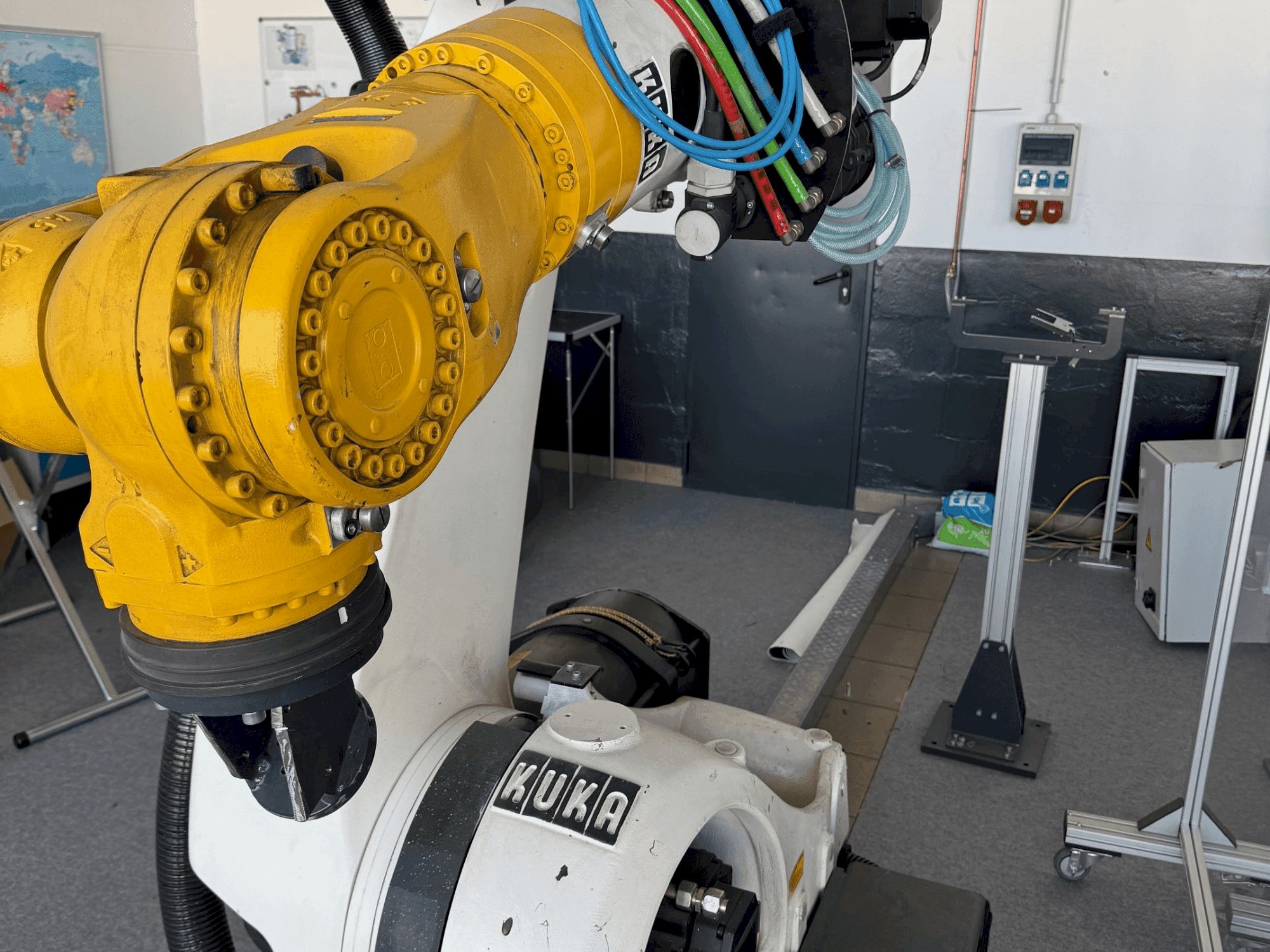 Koneen KUKA KR210 2000-2 etunäkymä