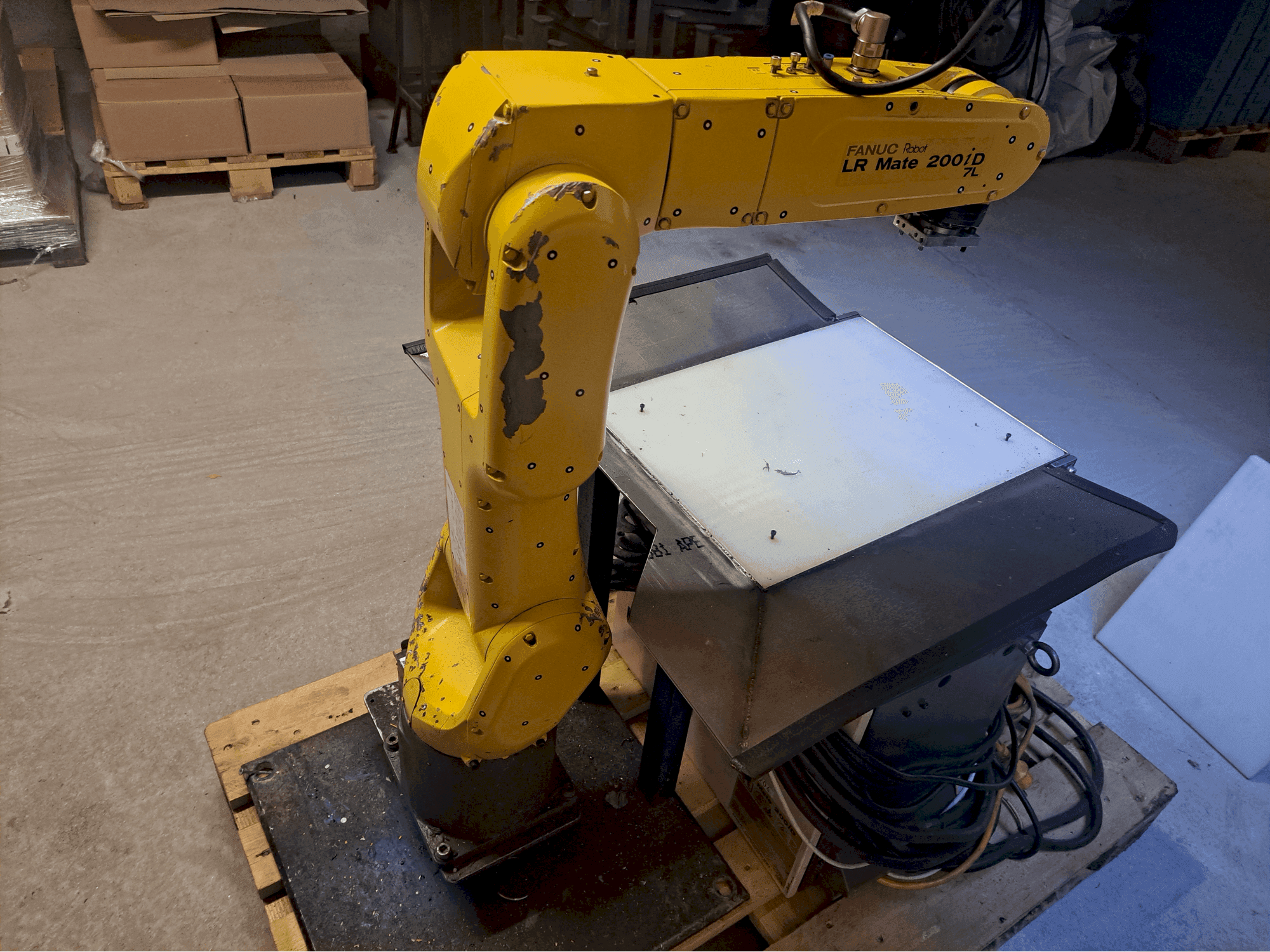 Koneen FANUC LR Mate 200iD/7L etunäkymä
