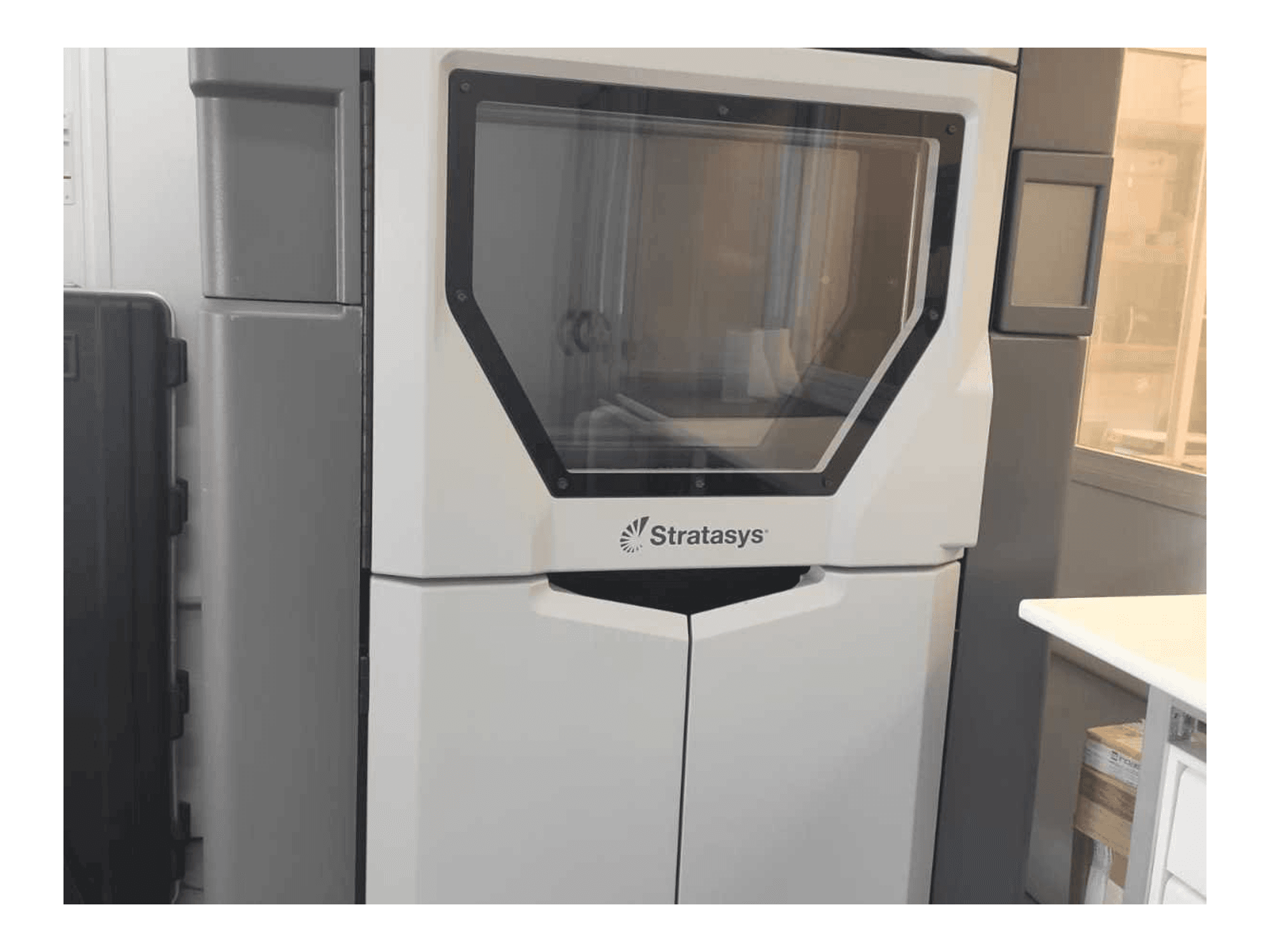 Koneen Stratasys Fortus 450MC etunäkymä