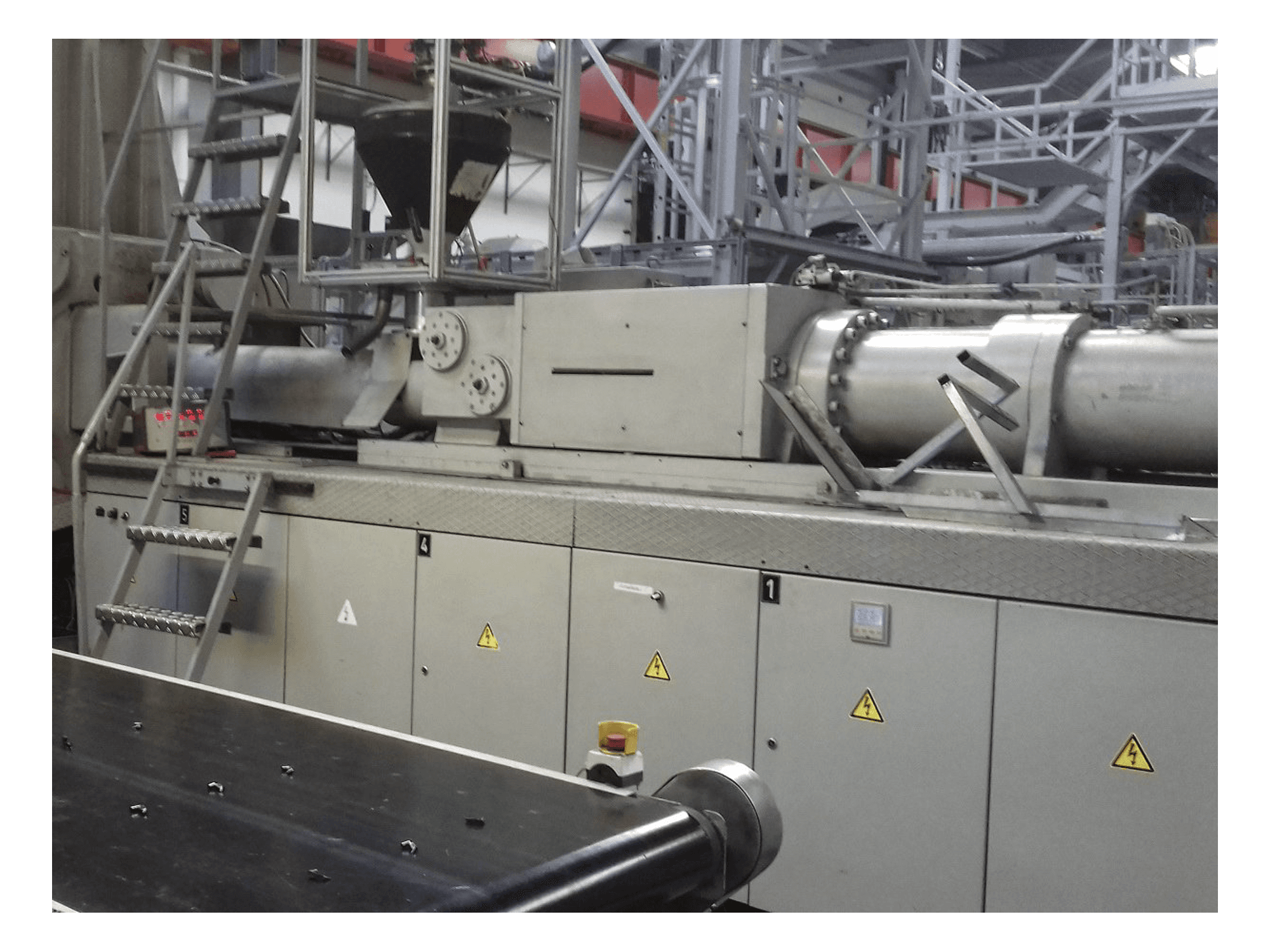 Koneen Krauss Maffei oikean sivun näkymä 650-4350 BM