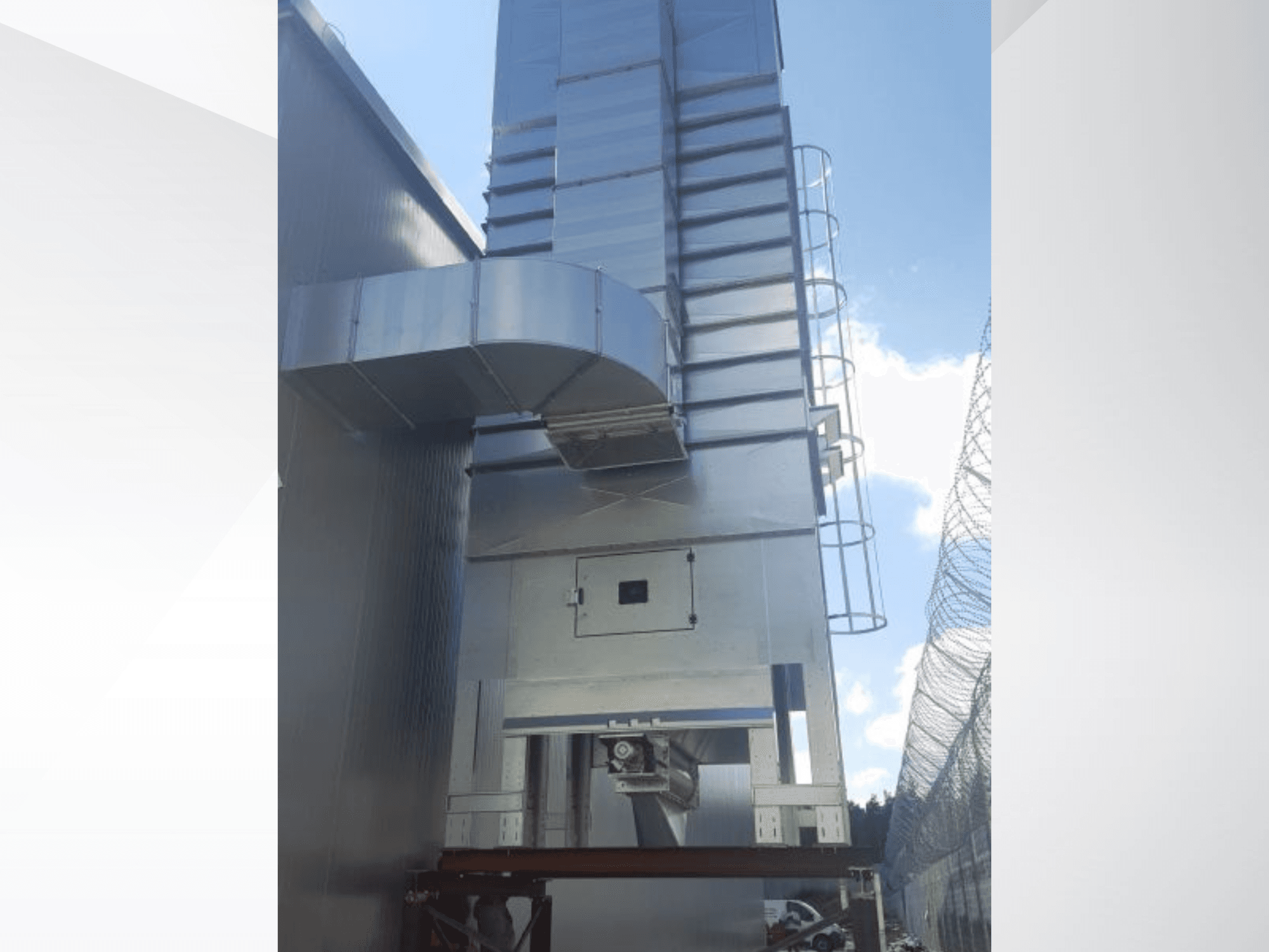 NAWARA RUBIN 2030 puukone, sivukuva, jossa metallirakenne ja kanavat sinistä taivasta vasten.