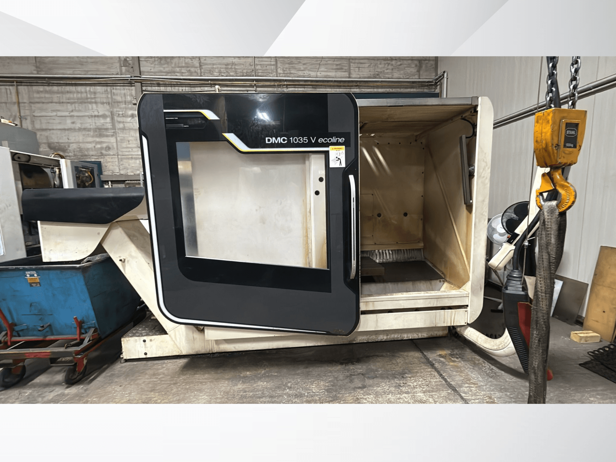 DMC 1035 V ecoline CNC-kone, etukuva, jossa on avattu ovi, joka paljastaa tyhjän sisätilan ja ohjauspaneelin.