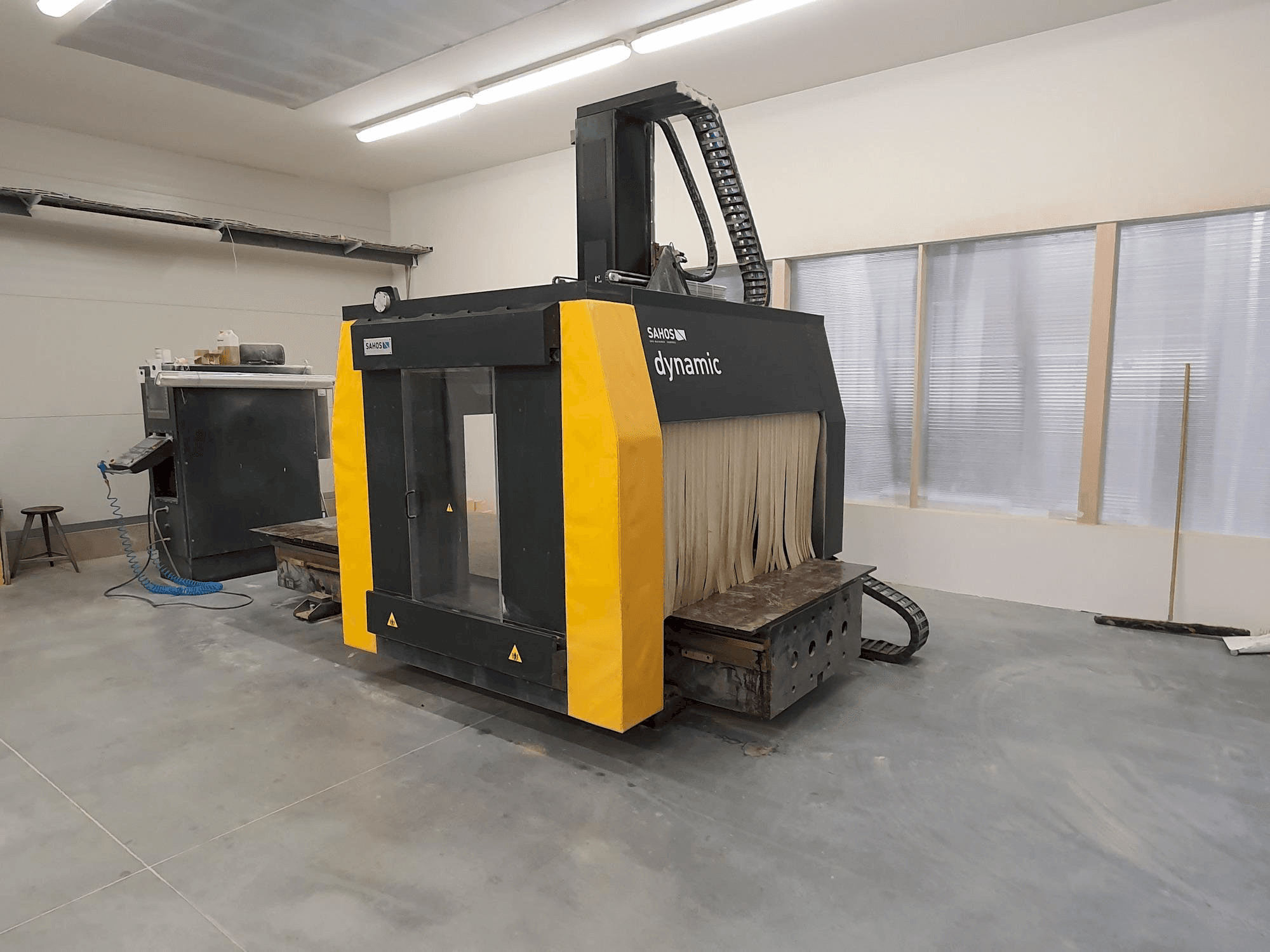 Koneen Sahos Dynamic FC 3000 CNC 5X etunäkymä