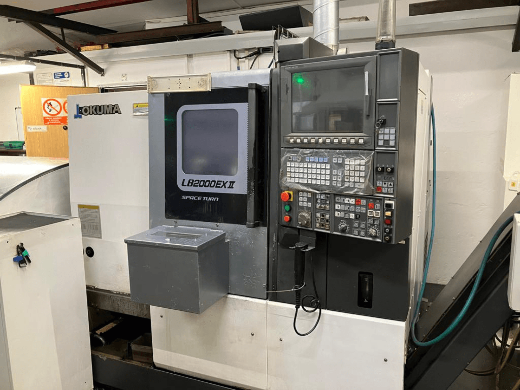 Okuma LB2000EXII MC vaakasuuntainen sorvauskone, etukuva, jossa näkyy ohjauspaneeli ja käyttöominaisuudet.