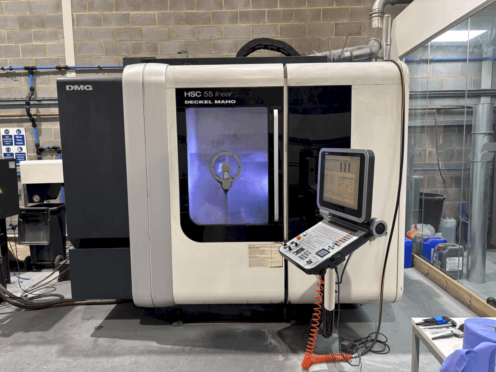 Koneen DMG DECKEL MAHO HSC 55 linear etunäkymä