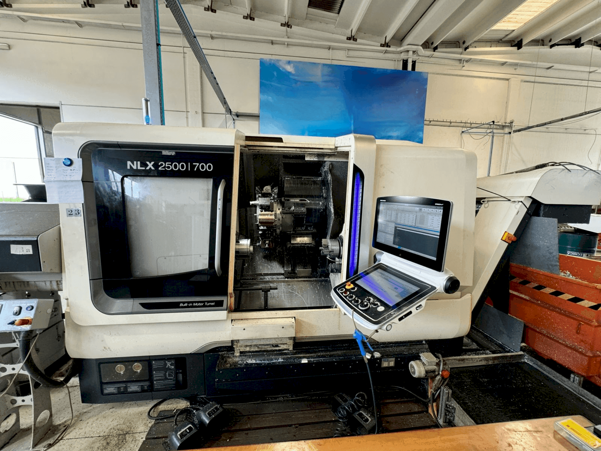 Koneen DMG MORI NLX2500SY/700 etunäkymä