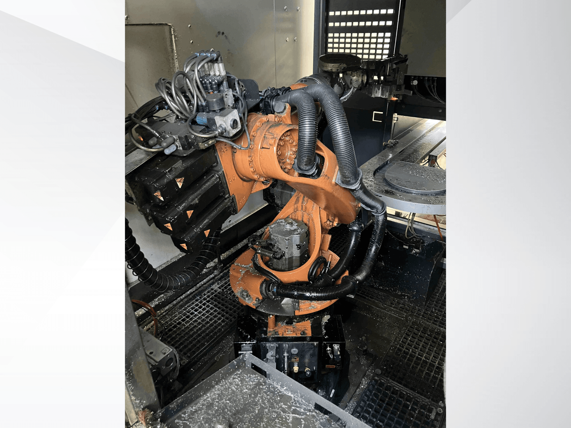 KUKA KR 16 -robottikäsivarsi ylhäältä katsottuna, mekaaniset komponentit ja johdotukset työpajaympäristössä.