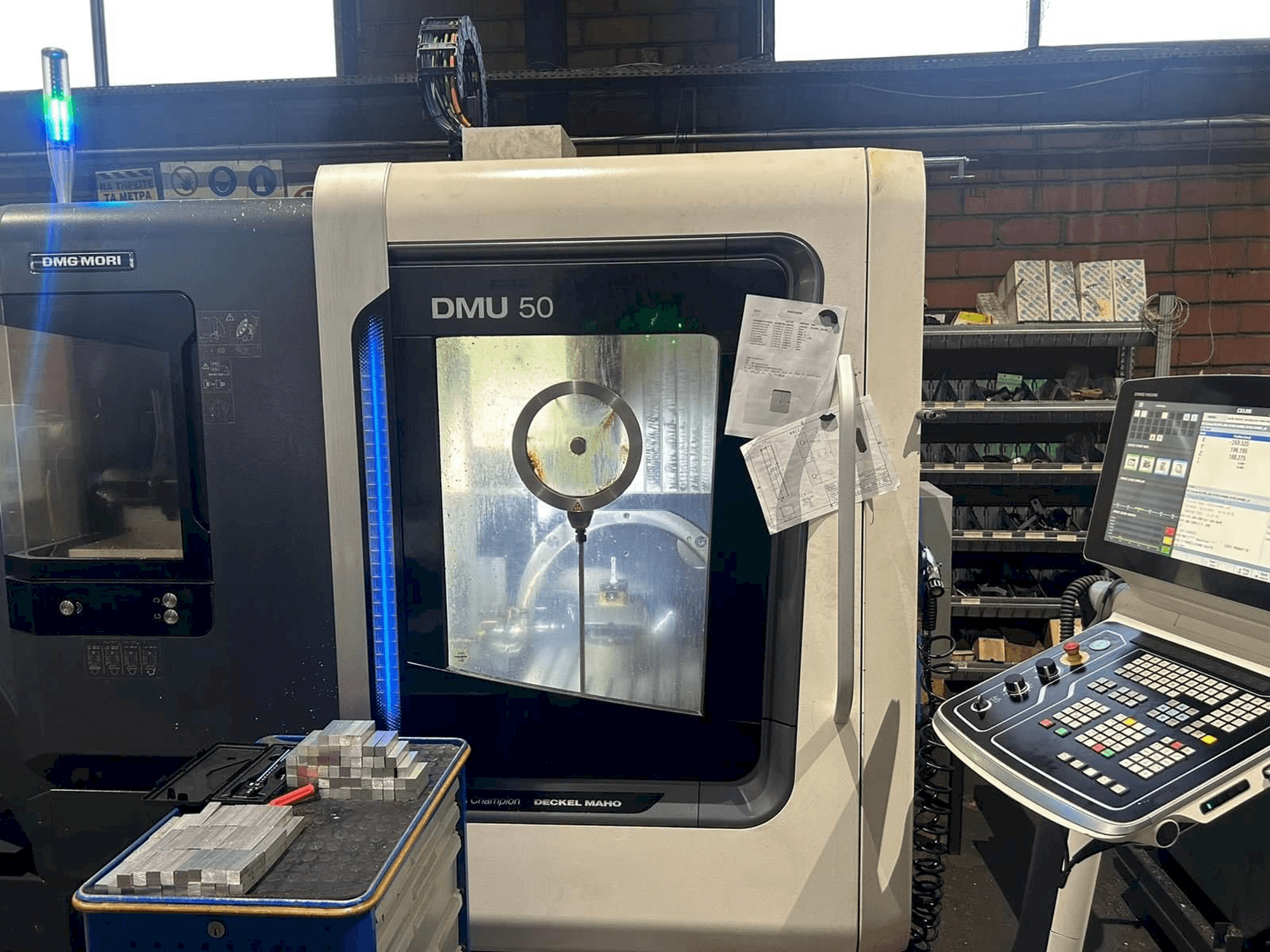 Koneen DMG MORI DMU 50 etunäkymä