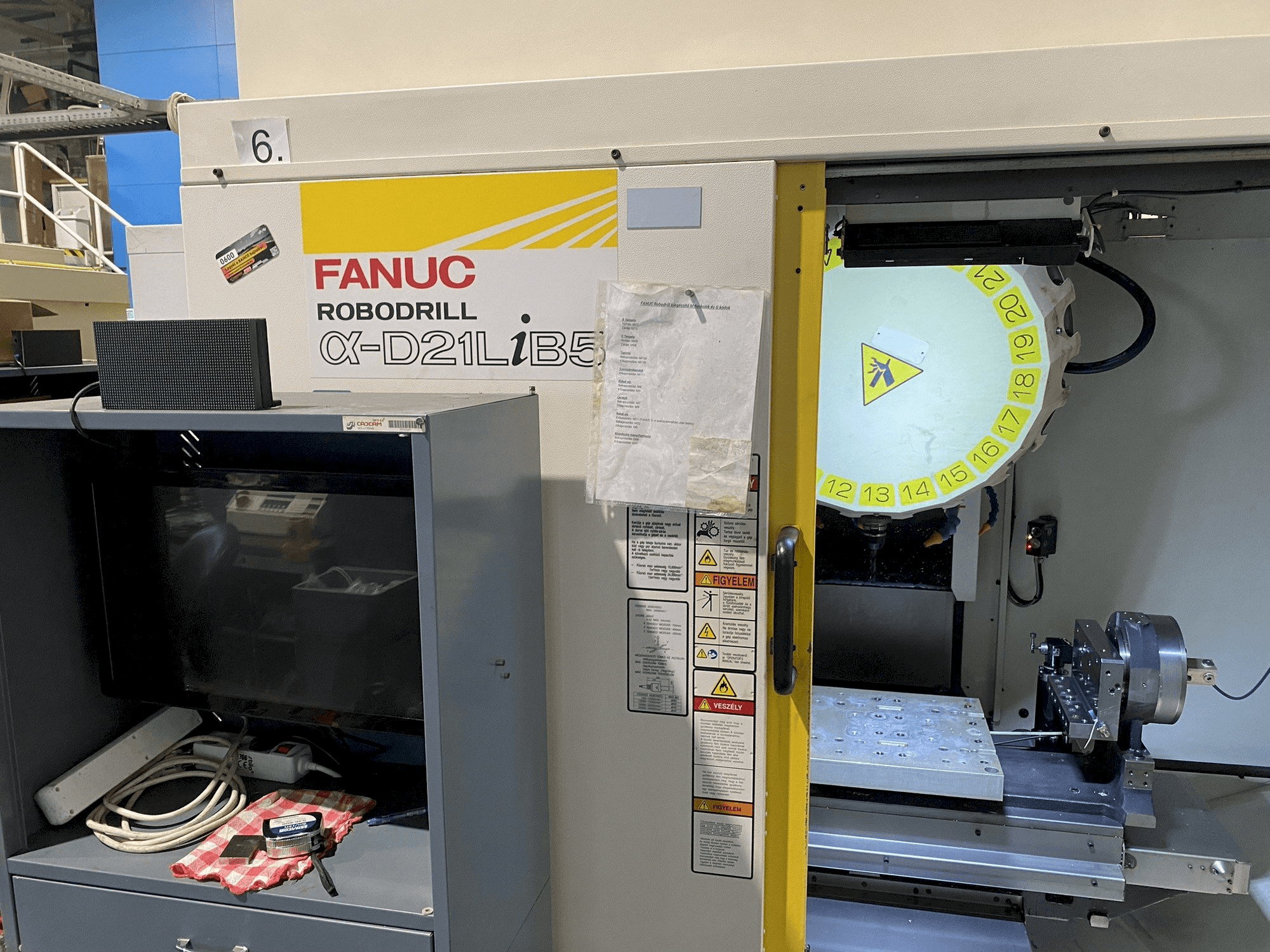 Koneen FANUC Robodrill Alpha D21LiA5 etunäkymä