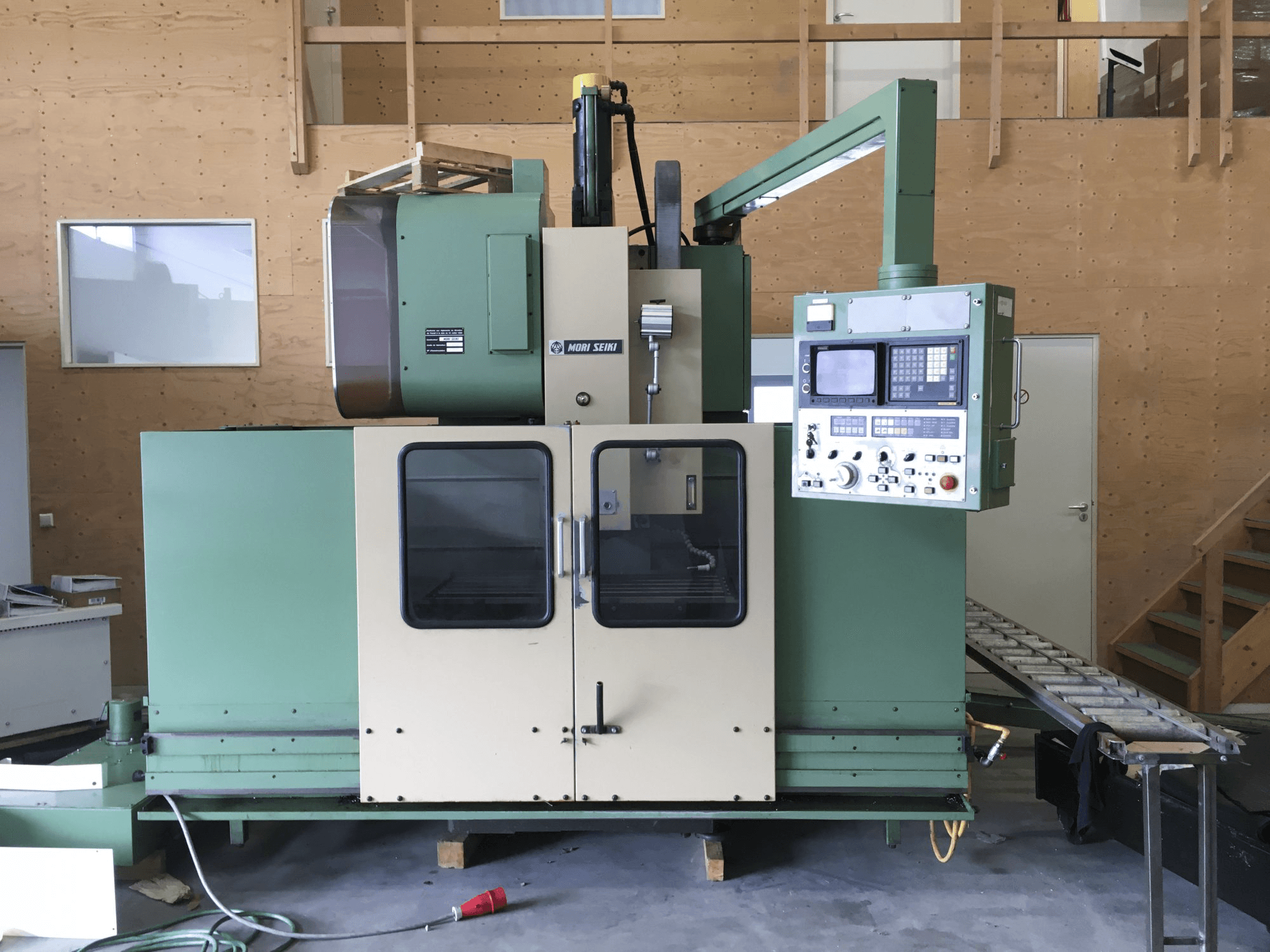Koneen MORI SEIKI etunäkymäMV-45/40