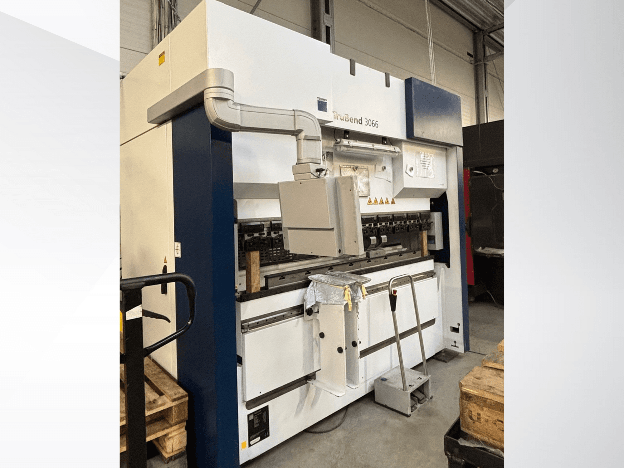 Trubend 3066 -taivutuskone, etukuva, jossa näkyvät hallintalaitteet, metallikehys ja turvaominaisuudet työpajassa.