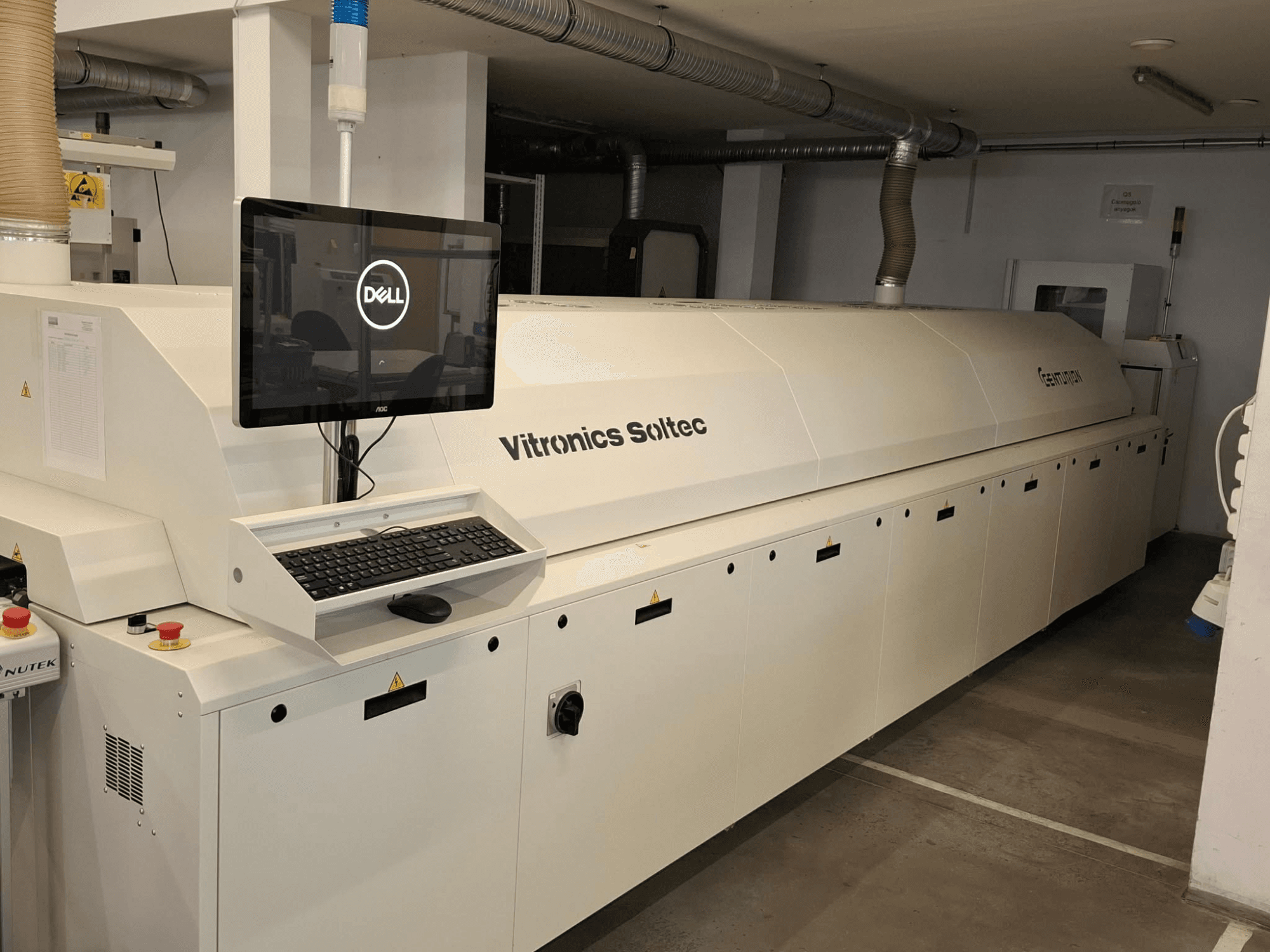 Etunäkymä CENTURION CT930 -automaatiolaitteesta, jossa on Dell-näyttö, näppäimistö ja ohjauspainikkeet.