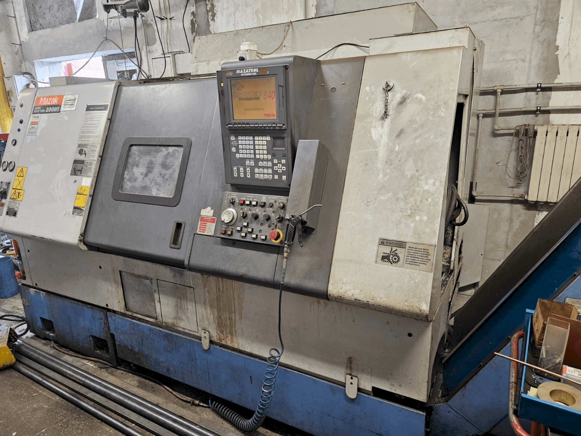 Koneen Mazak SQT 200 MS etunäkymä