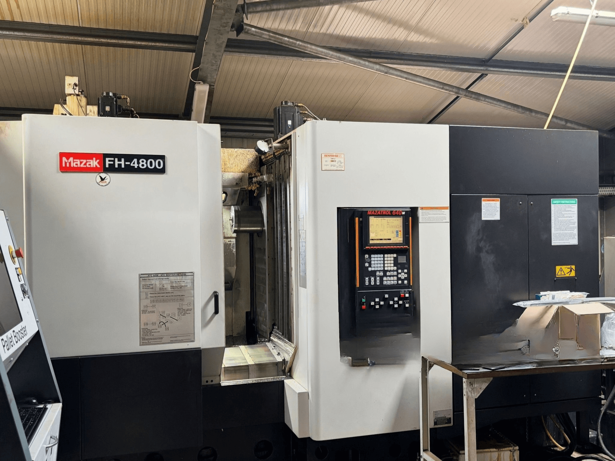 Mazak FH-4800 -vaakakoneistuskeskus, etunäkymä, jossa näkyvät ohjauspaneeli ja koneen yksityiskohdat.