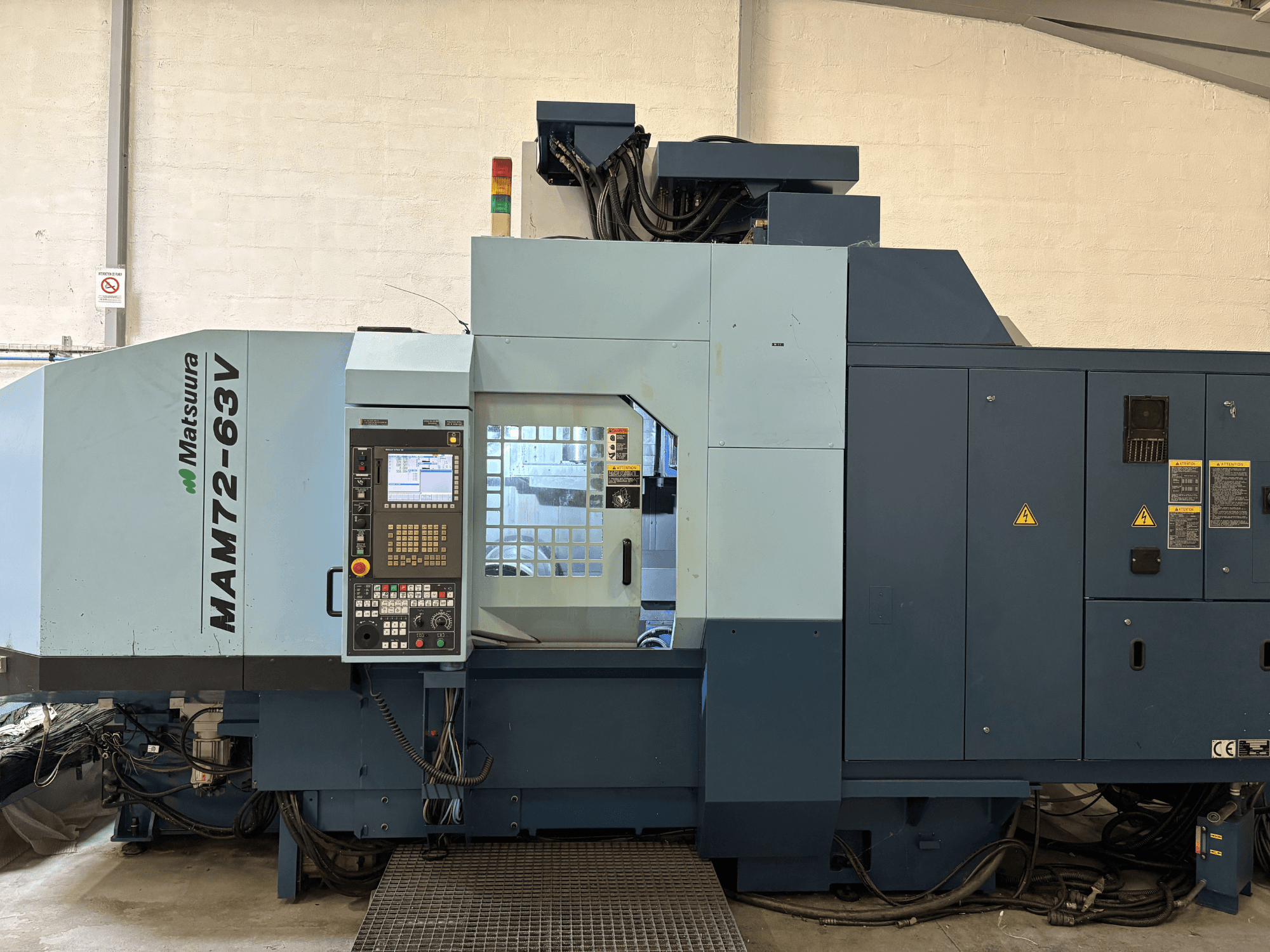 Matsuura MAM 72-63 V -pystytyöstökeskus, etukuva, jossa näkyy ohjauspaneeli ja turvatoiminnot.