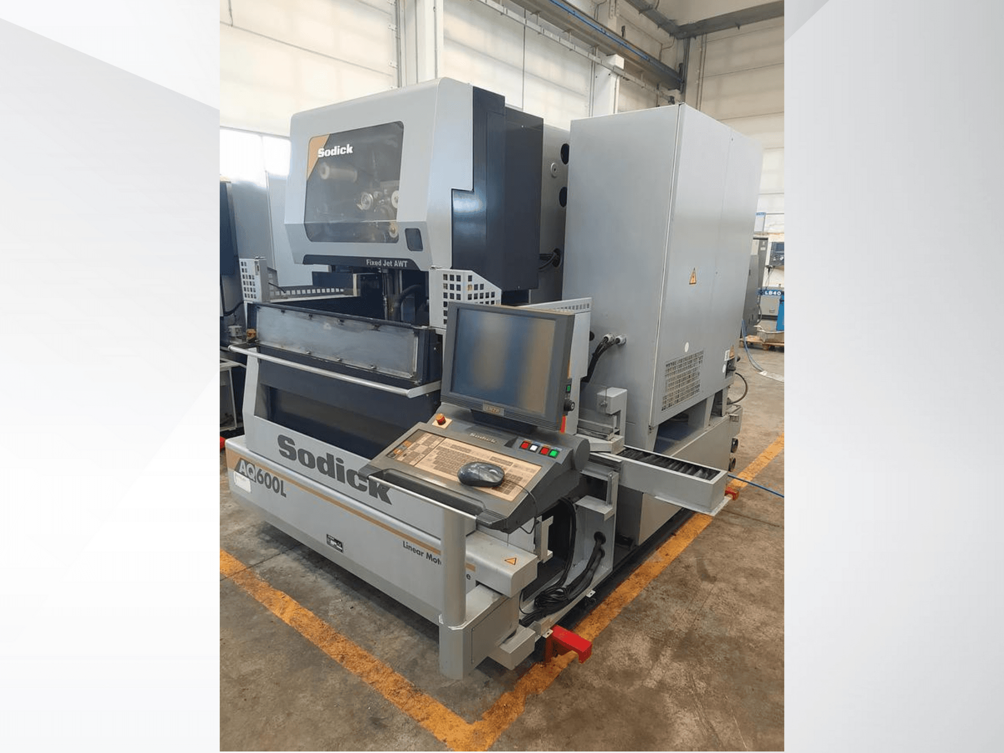 Sodick AC600L lineaarikone sivukuvassa, jossa näkyy ohjauspaneeli, kiinteä suihku ja teollisen muotoilun ominaisuudet.